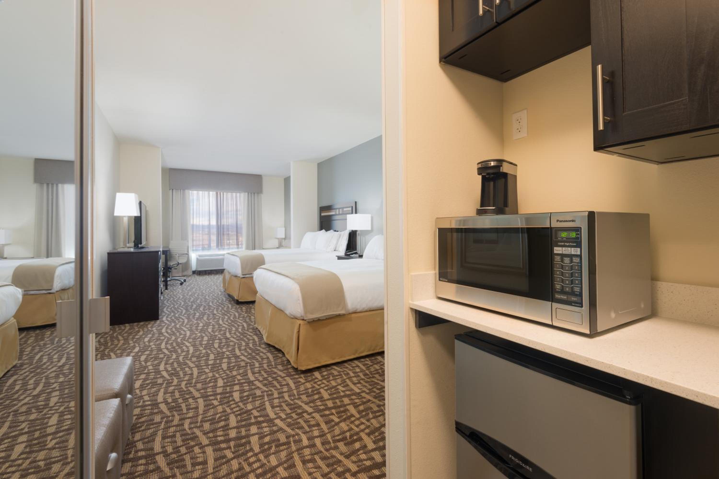 Double Queen Suite with Mountain View photo 3
