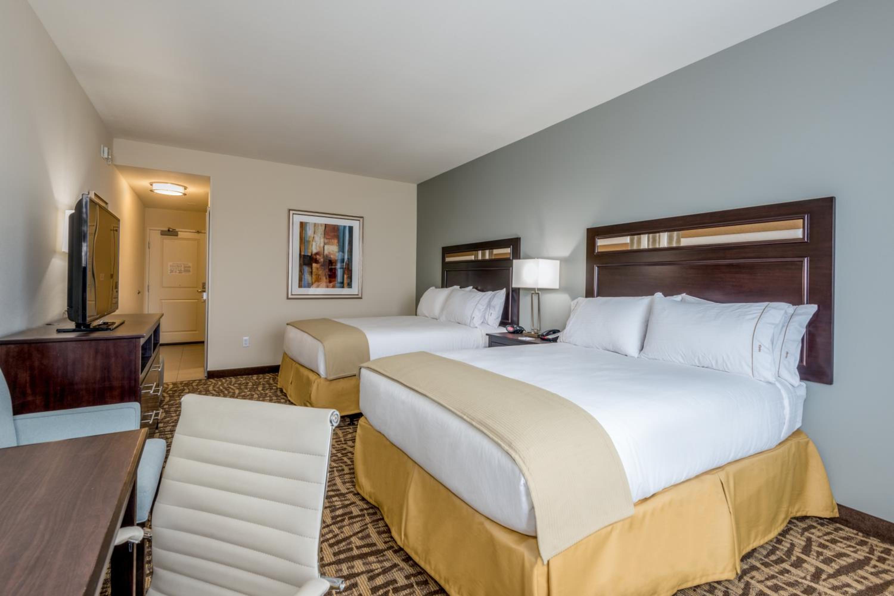 Queen Room with Two Queen Beds - Hearing Accessible/Non-Smoking photo 2