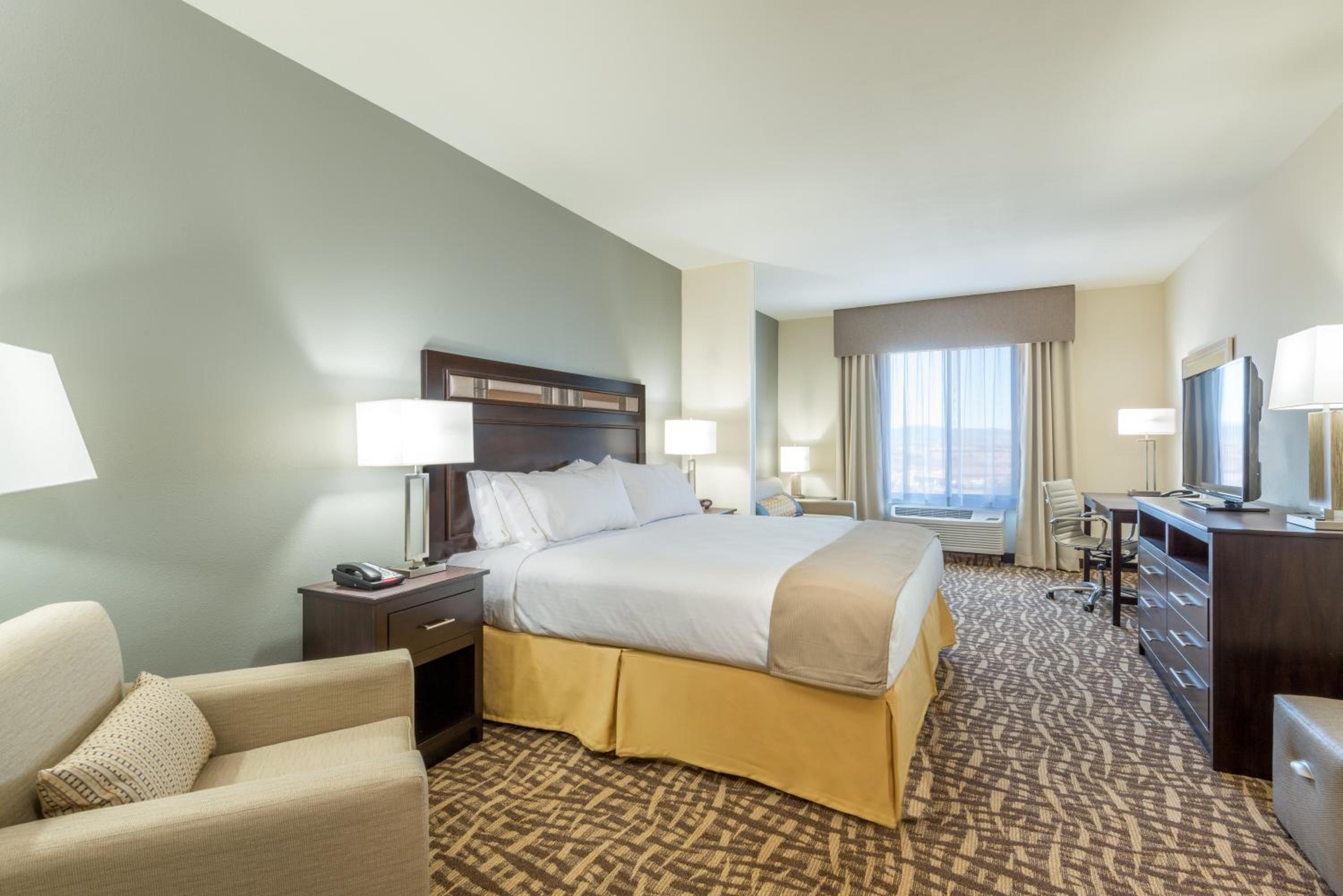 King Suite with Mountain View photo 2