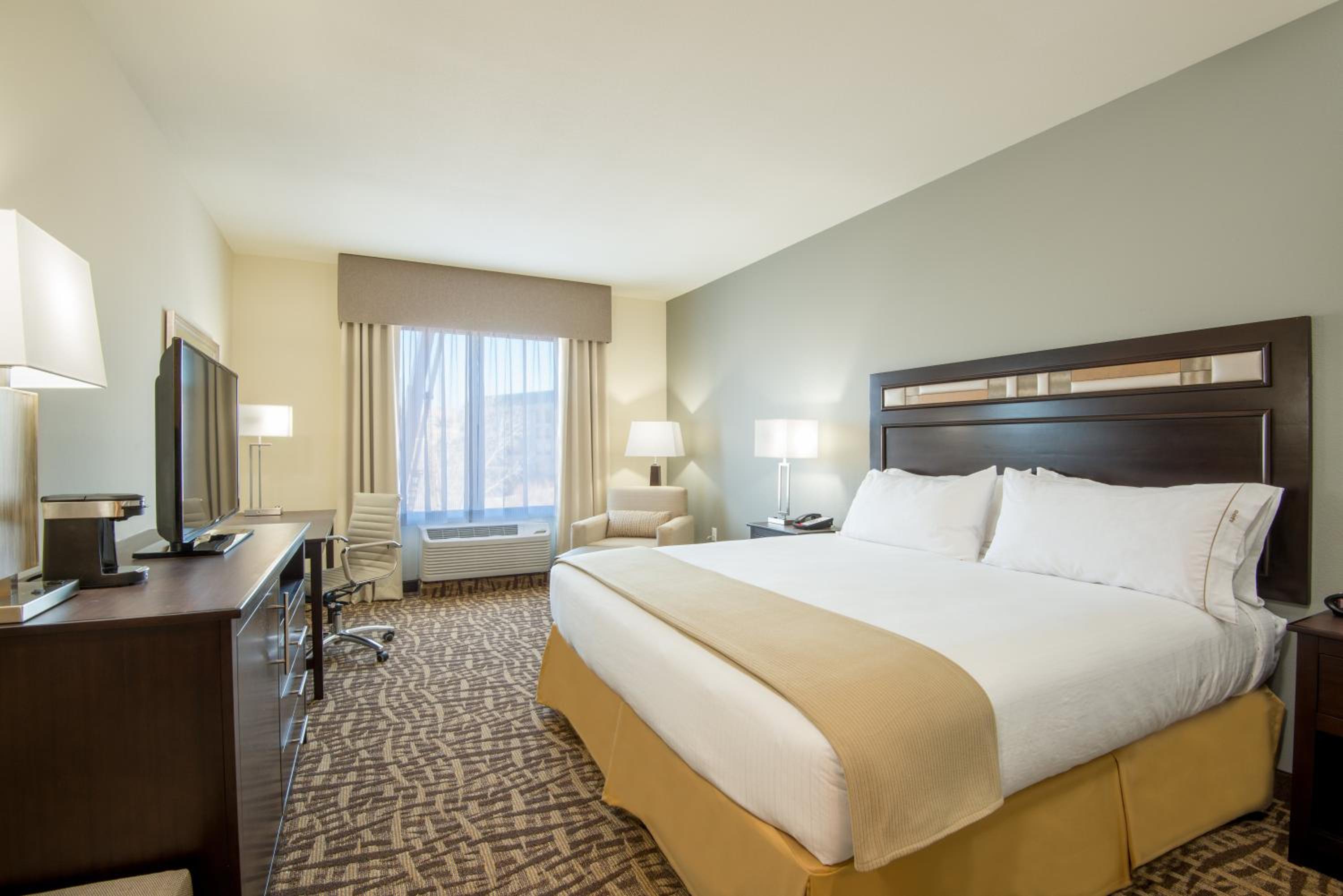 Standard King Room photo 1