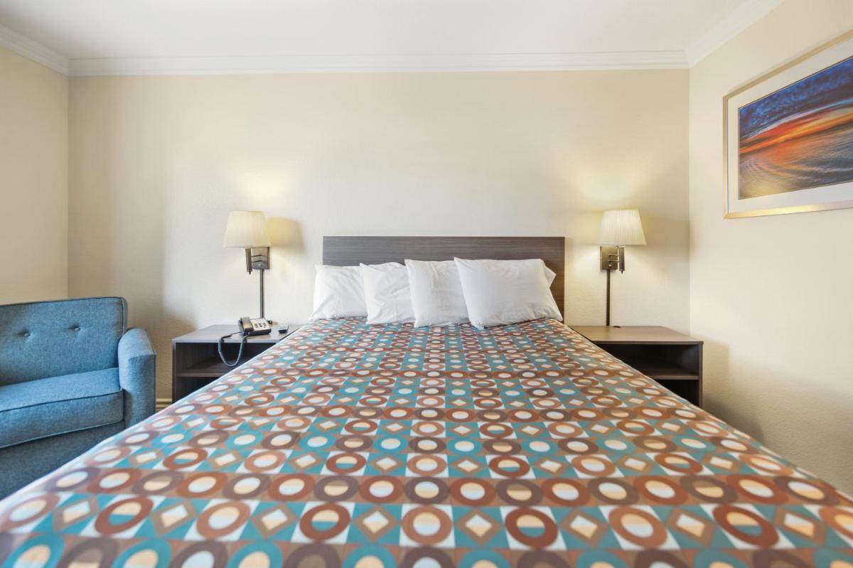 Queen Room with Roll-In Shower - Disability Access photo 2
