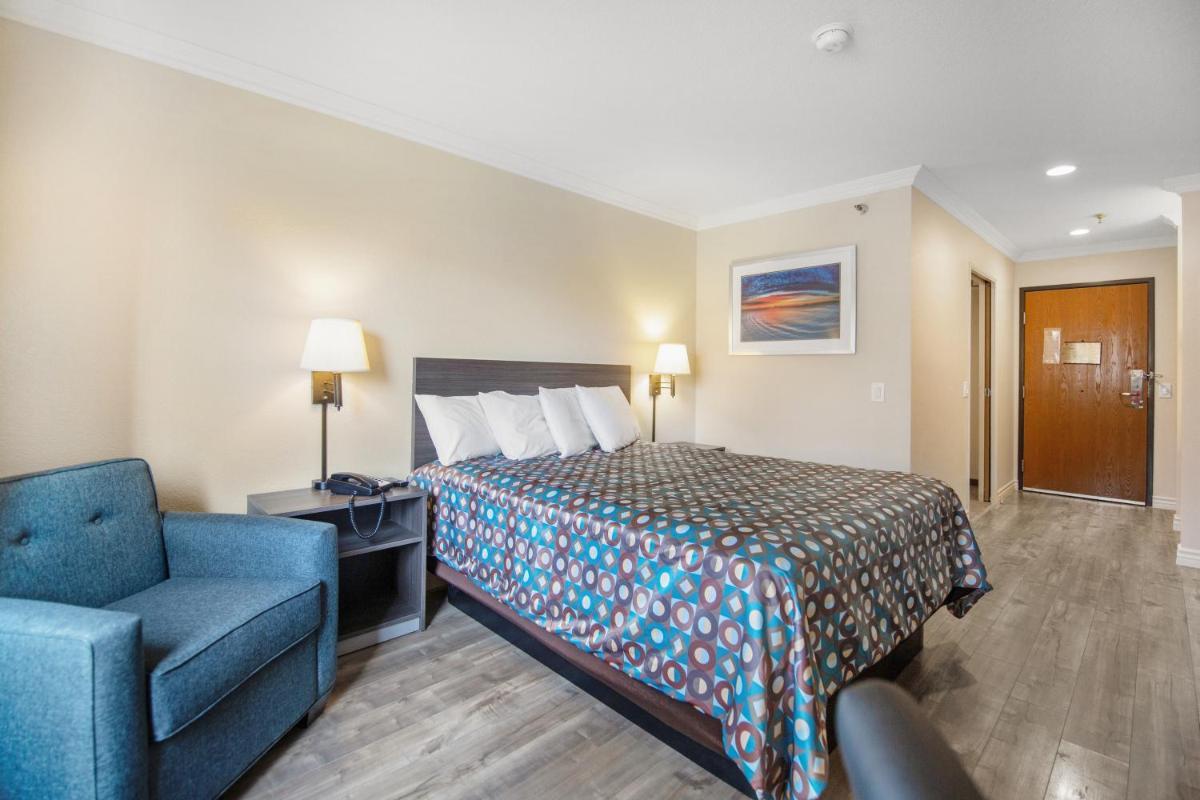 Queen Room with Bath Tub - Disability Access photo 3