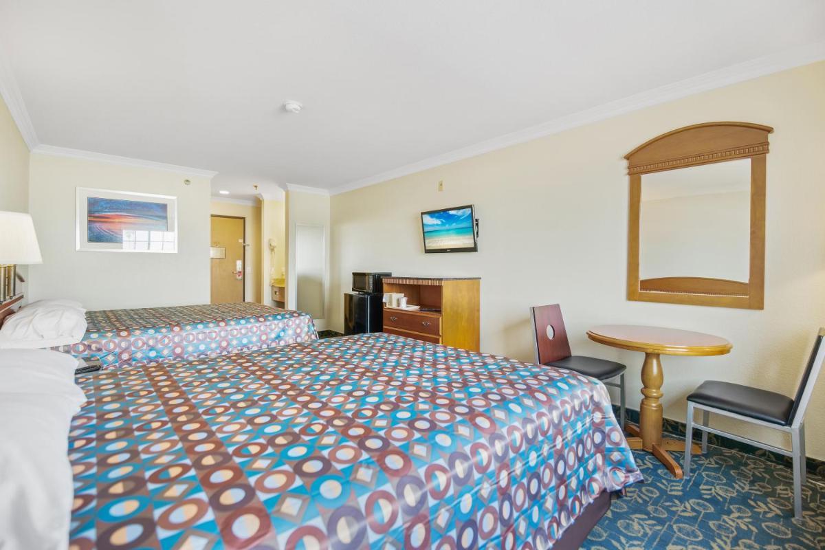 Queen Room with Two Queen Beds photo 2