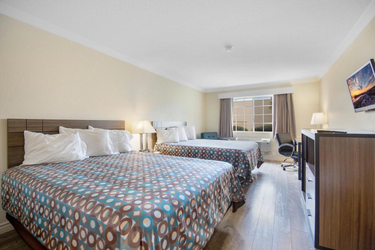Queen Room with Two Queen Beds photo 3