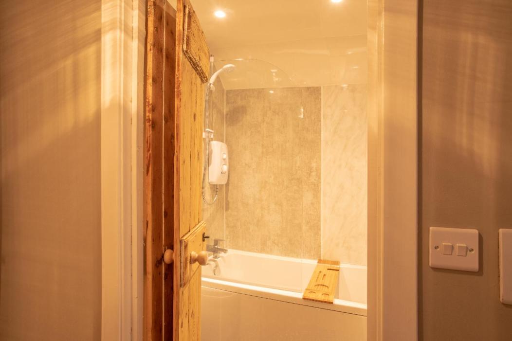 Twin Room with Bathroom - Photo 6