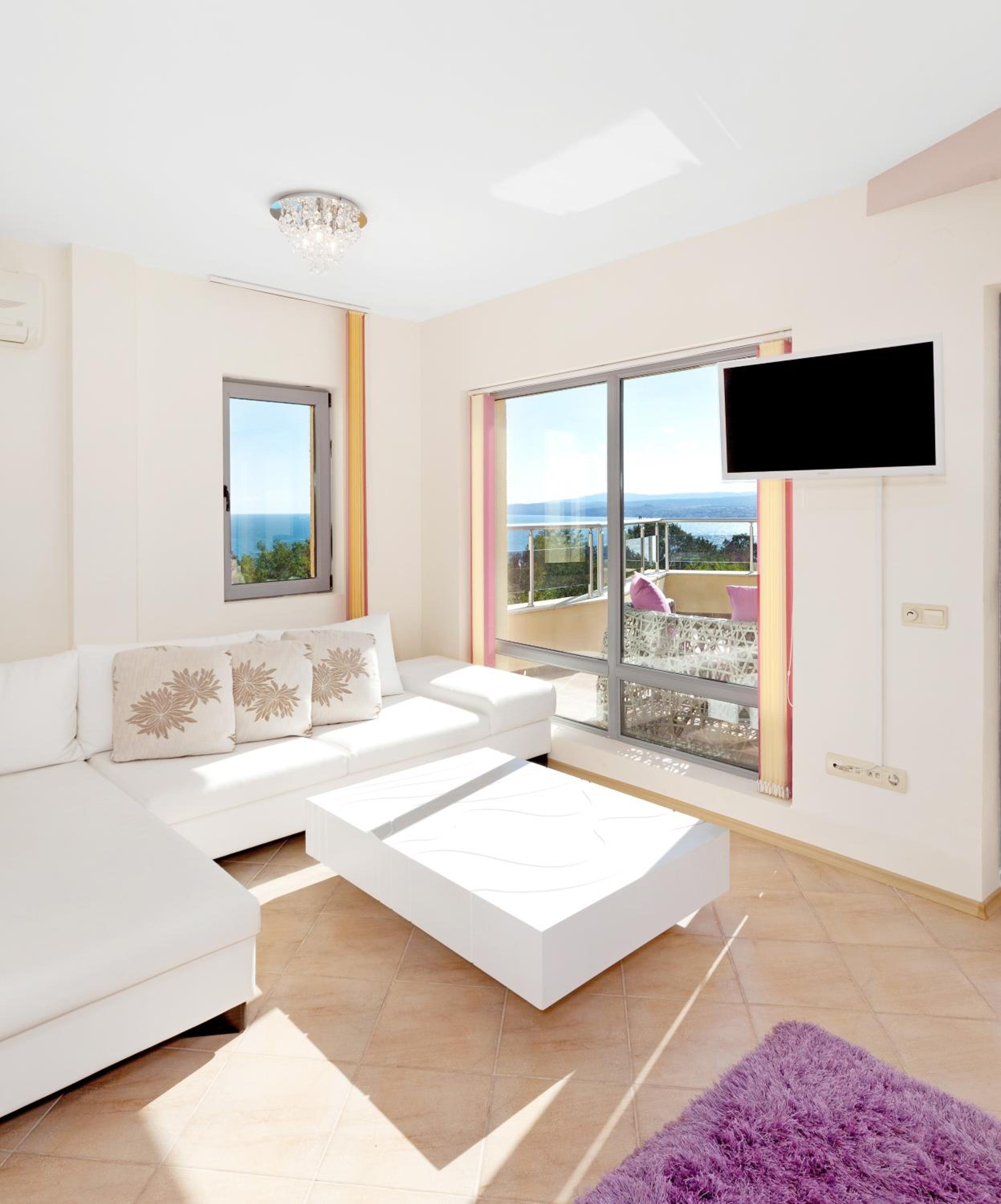 Three-Bedroom Apartment with Sea View photo 2