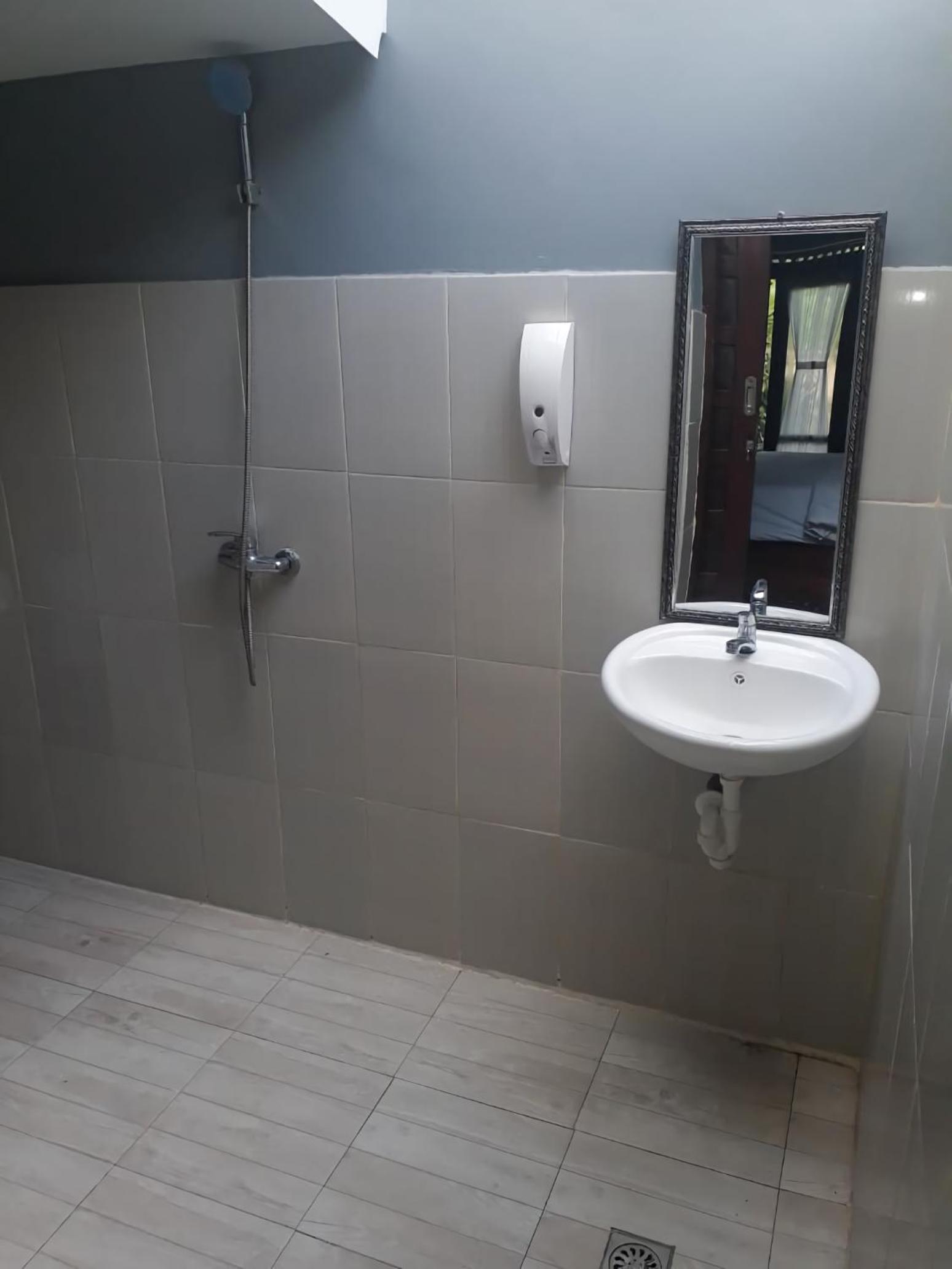 Deluxe Room (2 Adults + 1 Child) - Photo 5