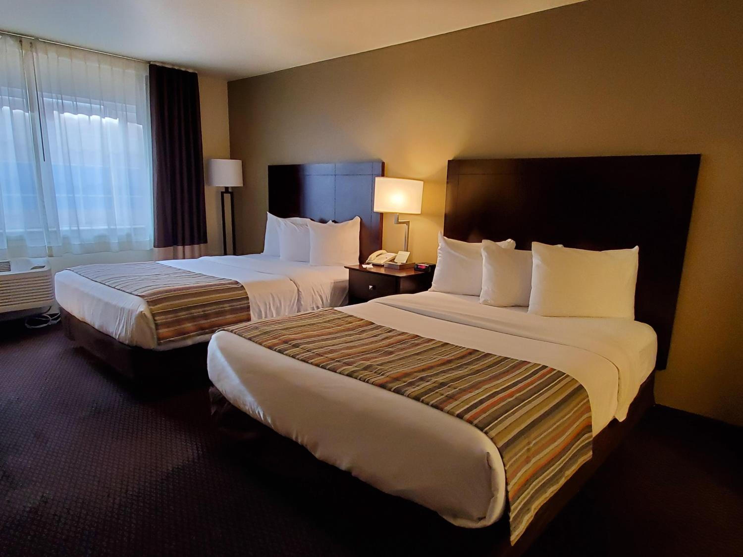 Queen Room with Two Queen Beds - Non-Smoking - Photo 4