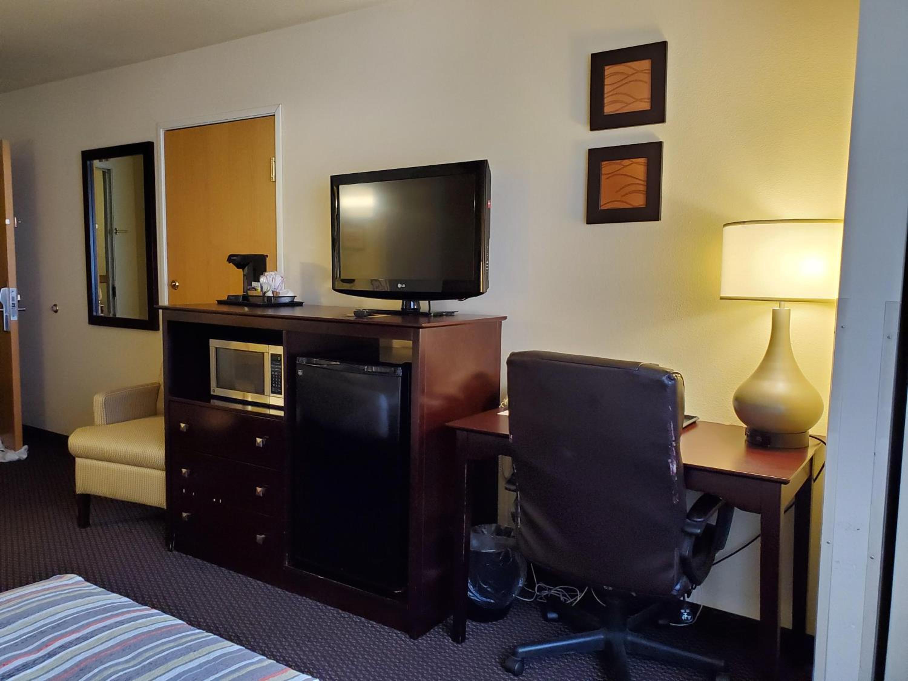 Queen Room with Two Queen Beds - Non-Smoking - Photo 2