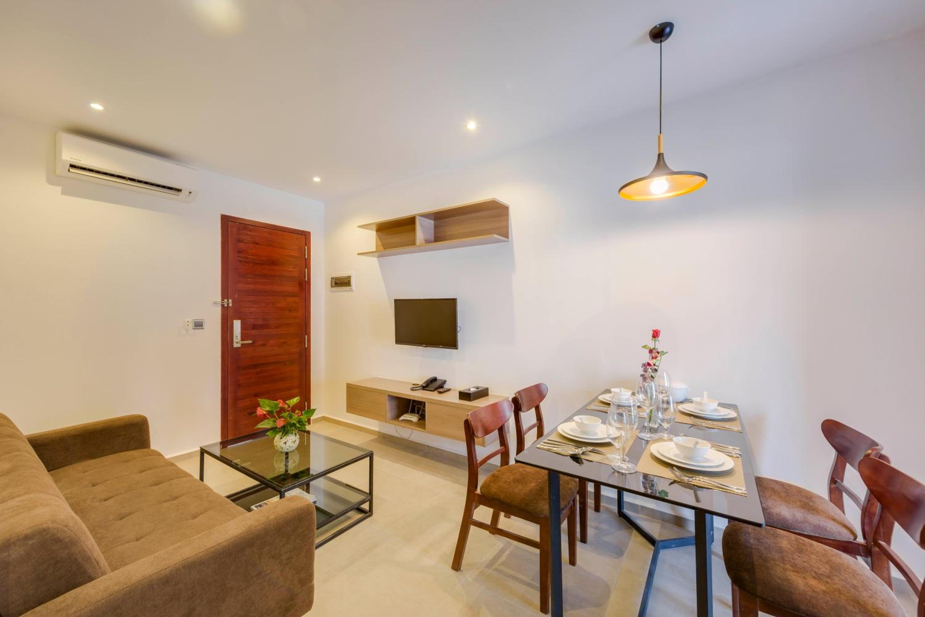 One-Bedroom Suite - Photo 4