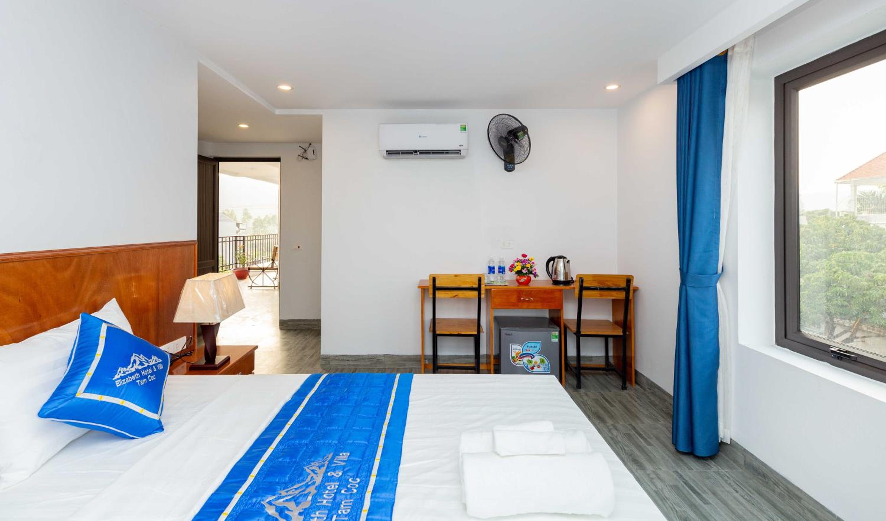 Double Room with Pool View - Photo 3