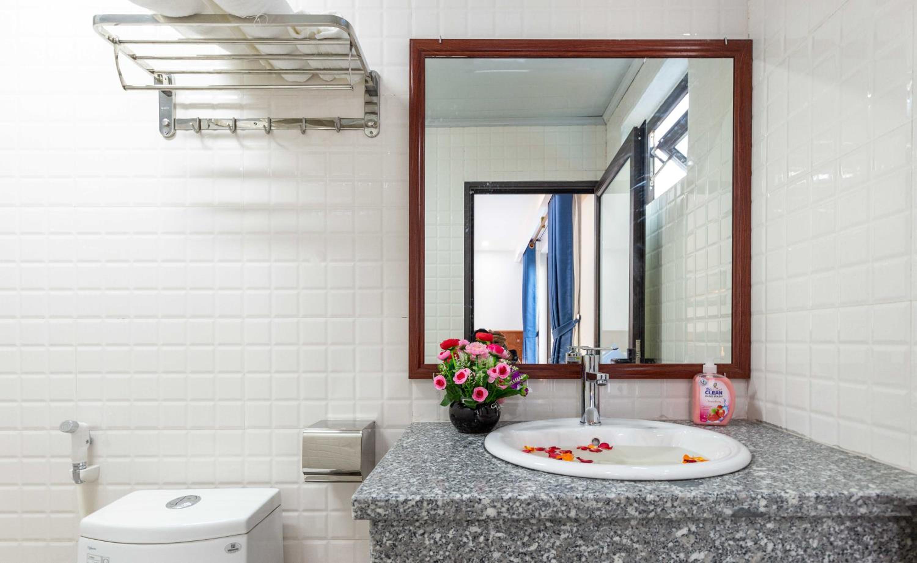 Double Room with Pool View - Photo 9