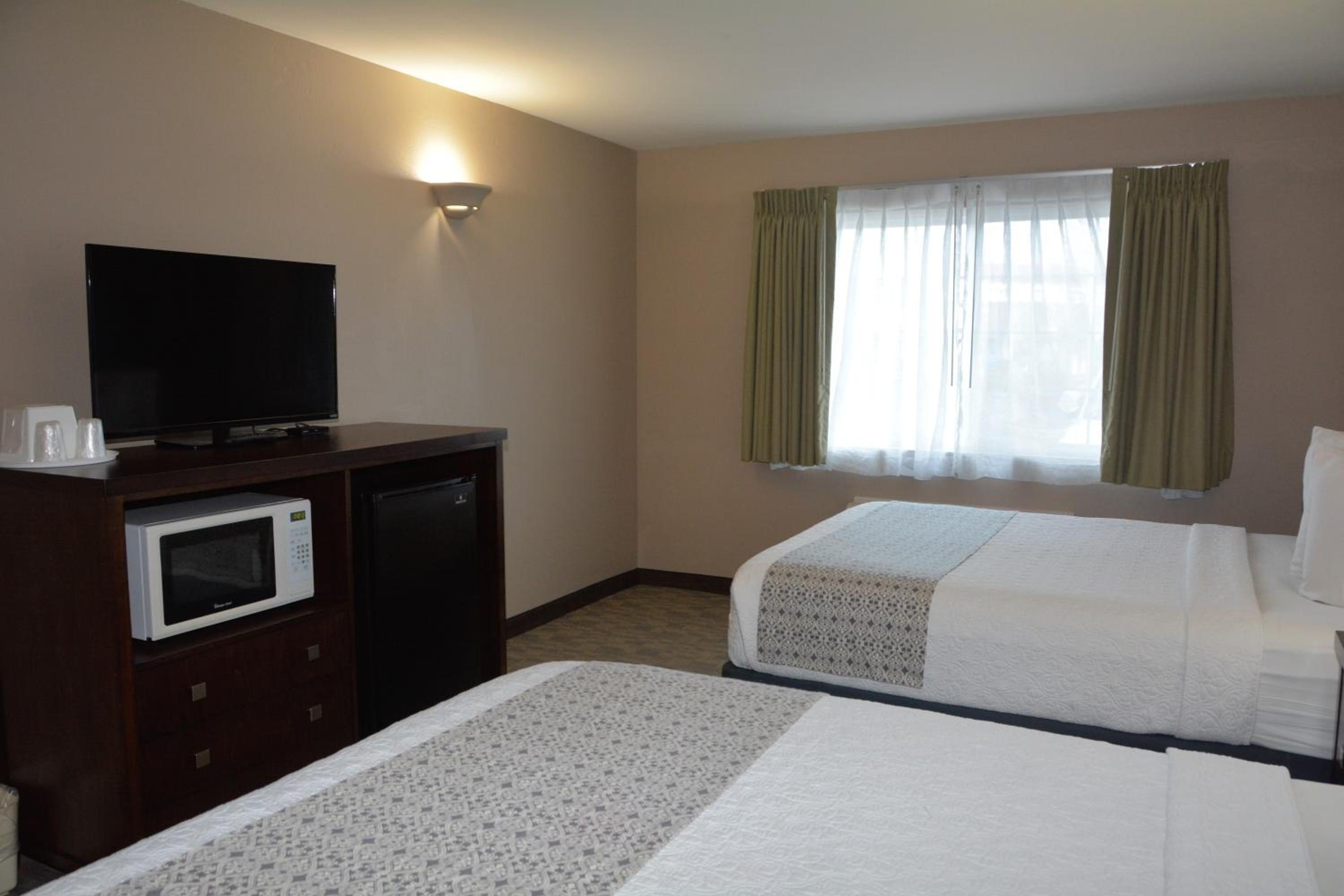 Deluxe Queen Room with Two Queen Bed - Sofa Bed - Photo 3