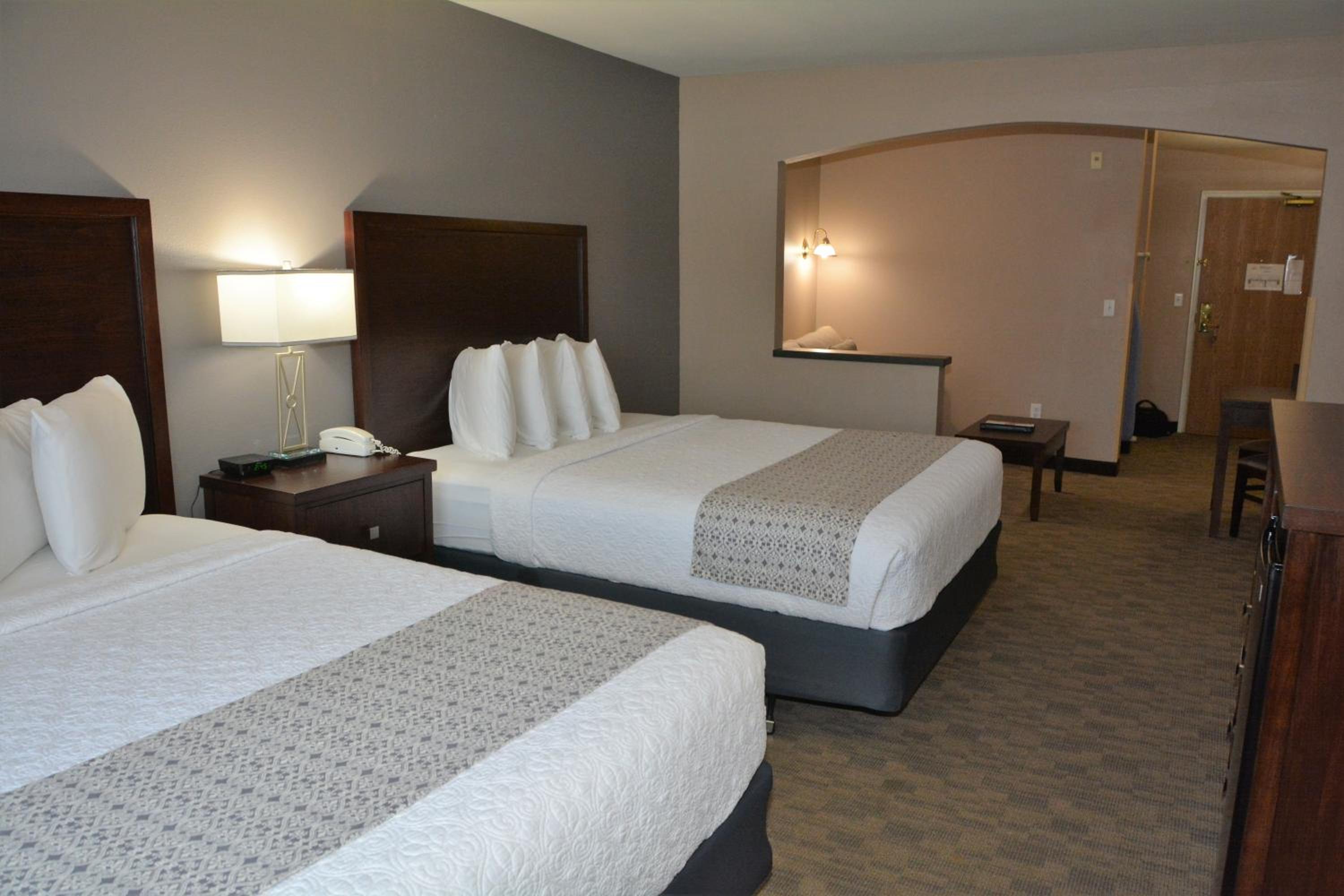 Deluxe Queen Room with Two Queen Bed - Sofa Bed - Photo 4