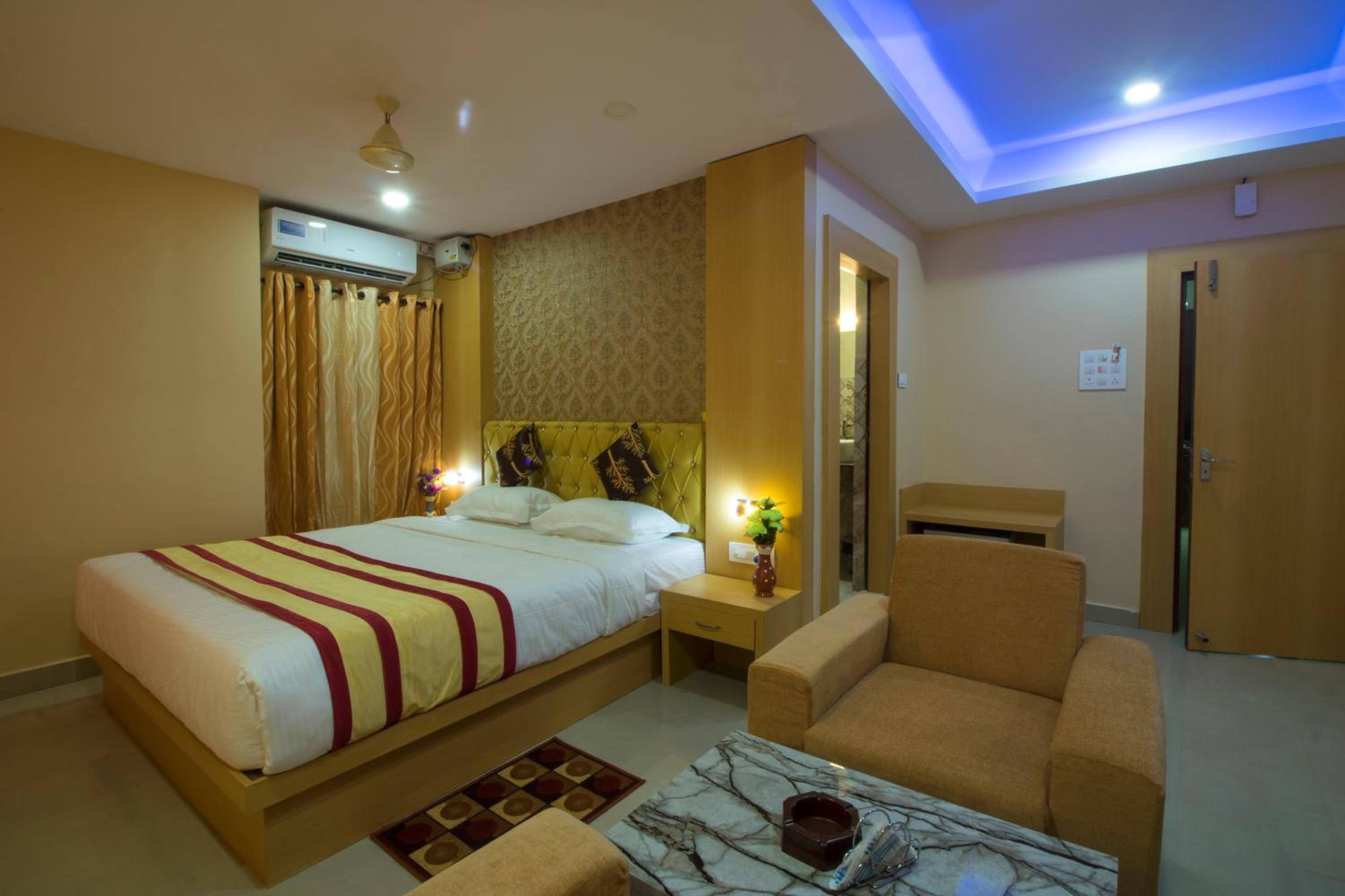 Standard King Room - Photo 18