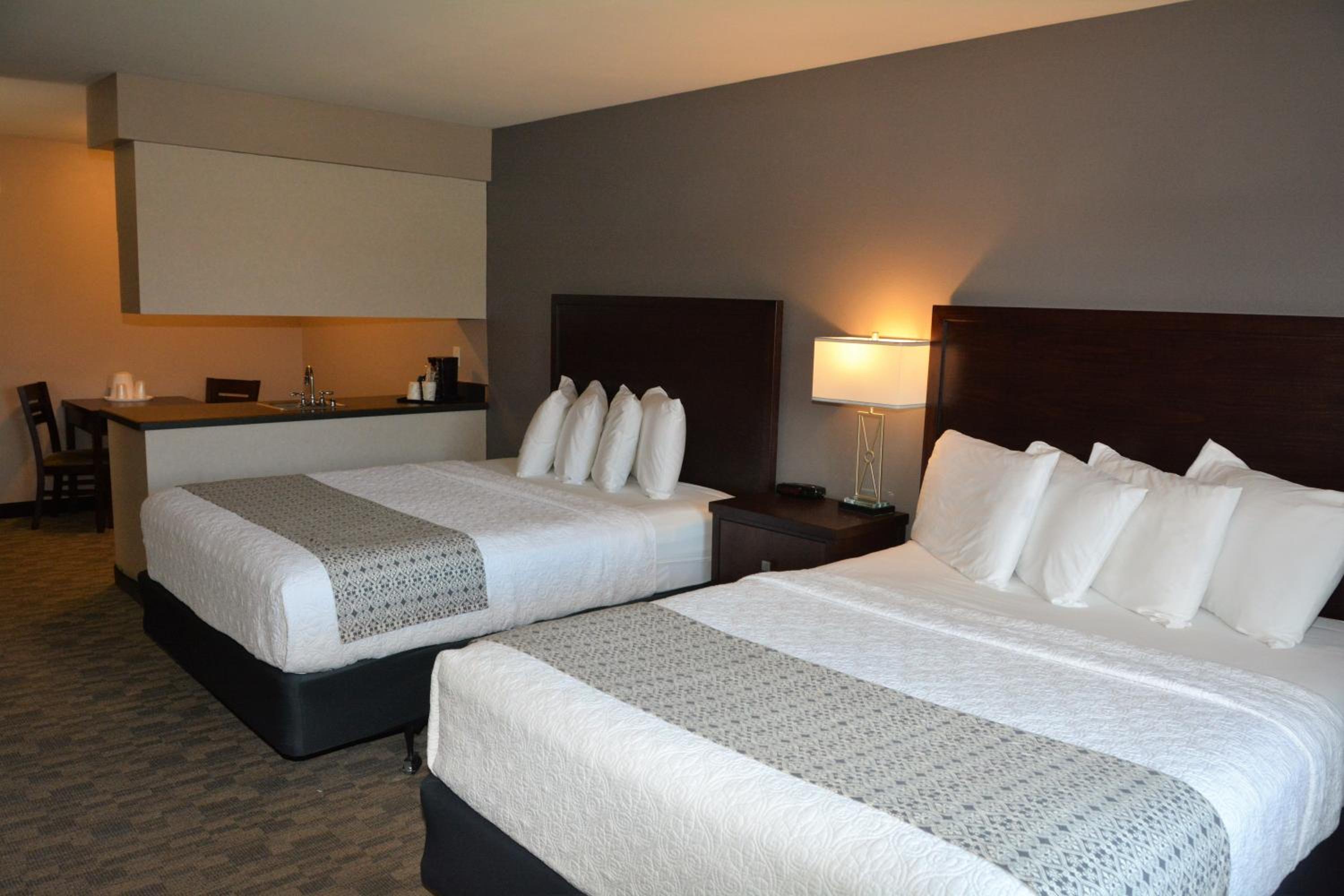 Executive Queen Room with Two Queen Beds - Photo 2