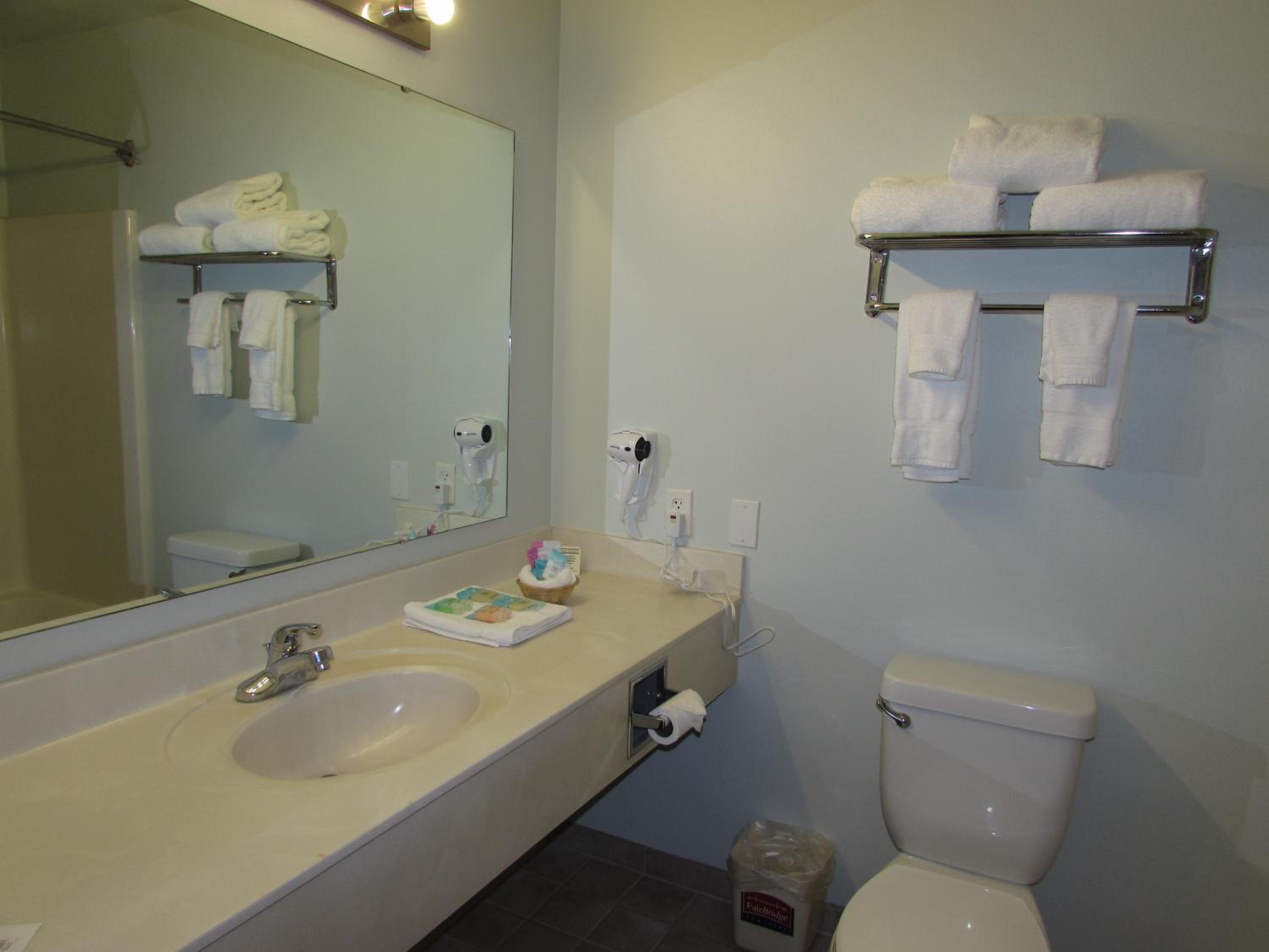 Deluxe Queen Room with Two Queen Bed - Sofa Bed - Photo 2