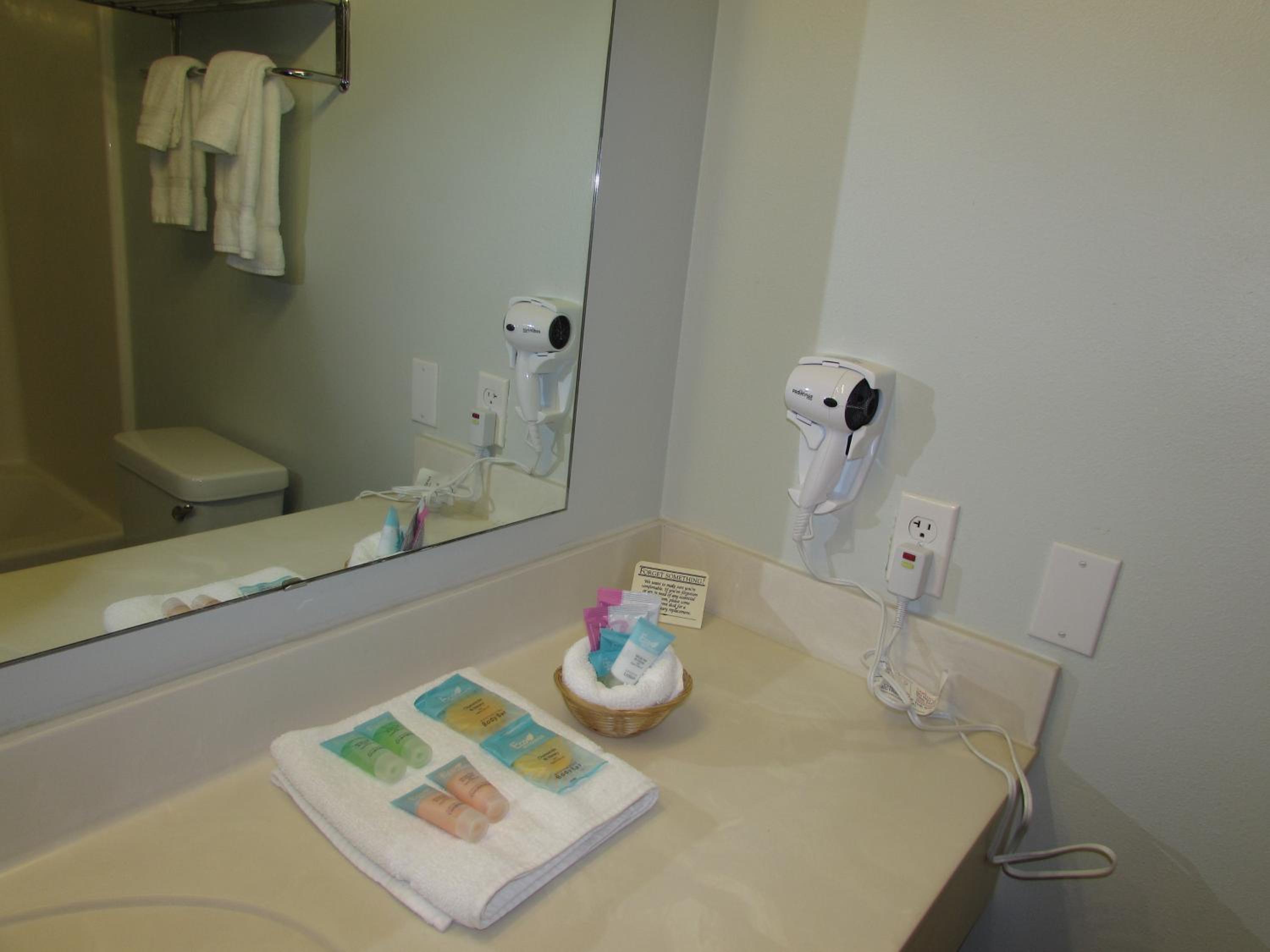 Deluxe Queen Room with Two Queen Beds - Photo 5