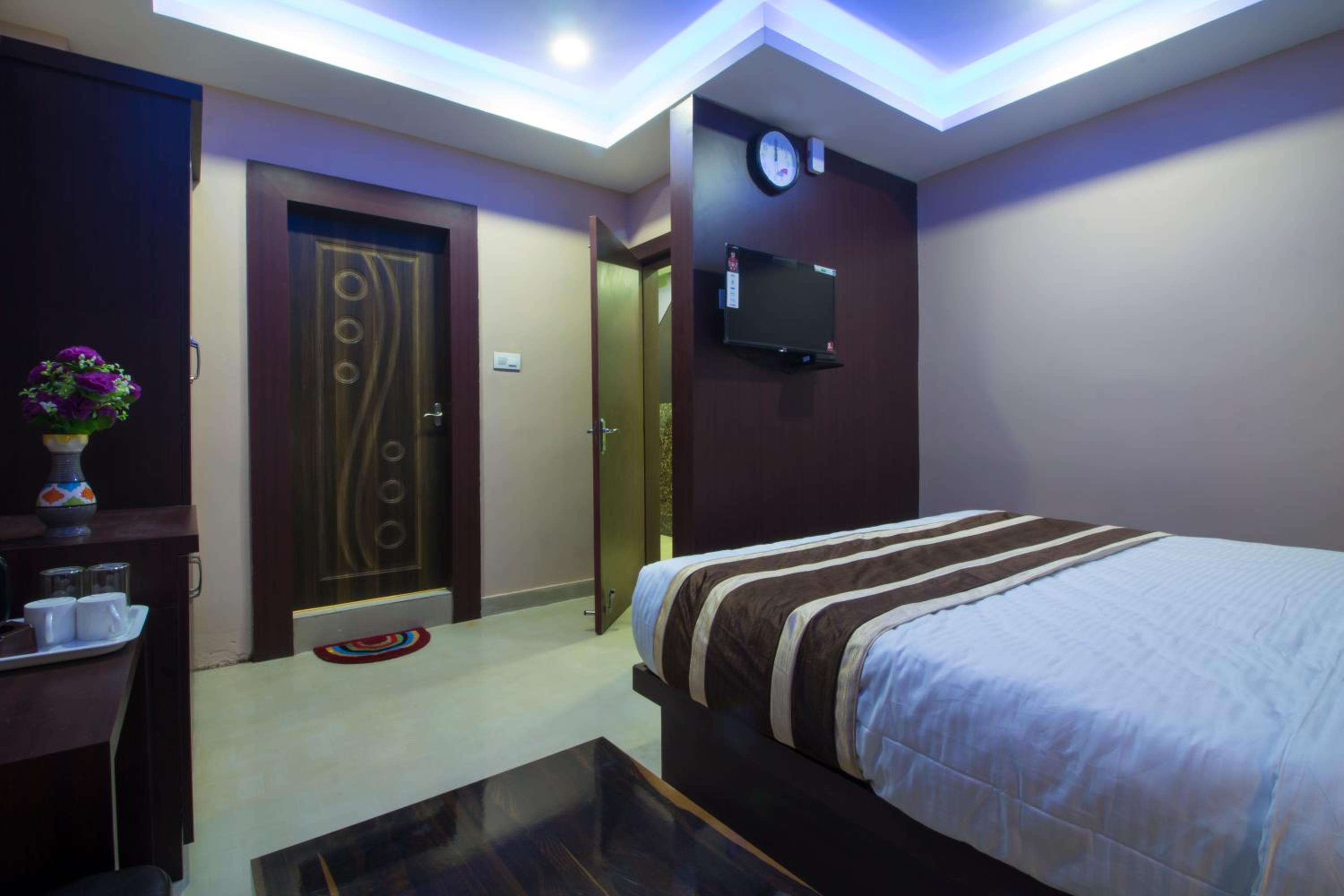 Deluxe Room - Photo 11