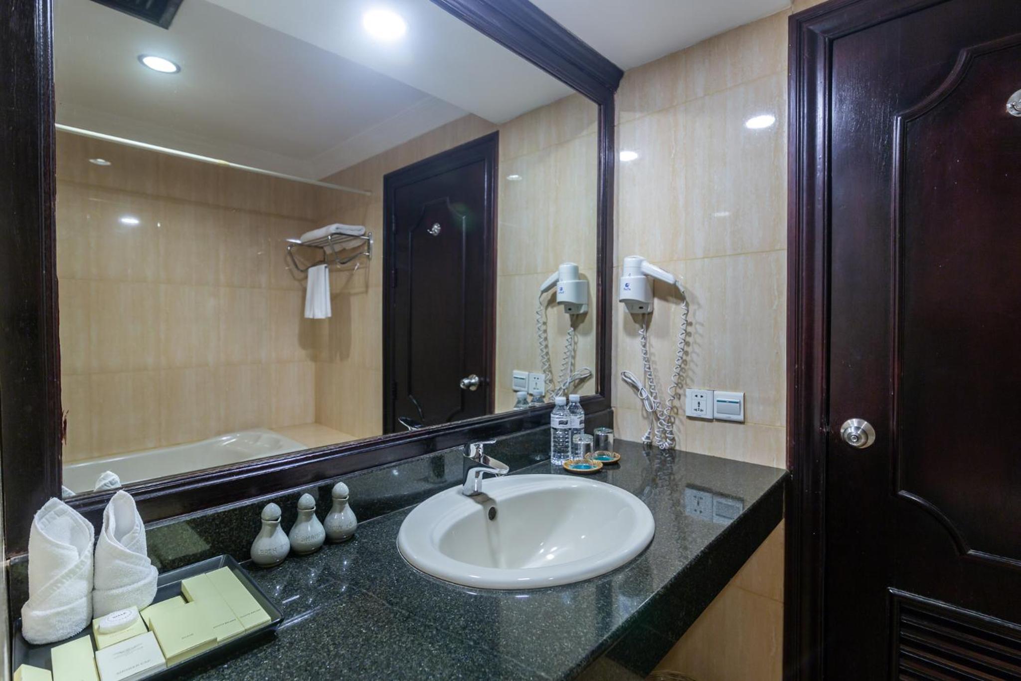 Deluxe Double Room - Photo 10