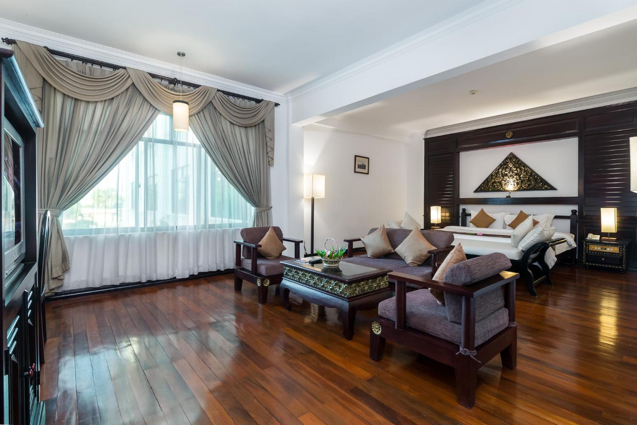 Suite - Photo 1