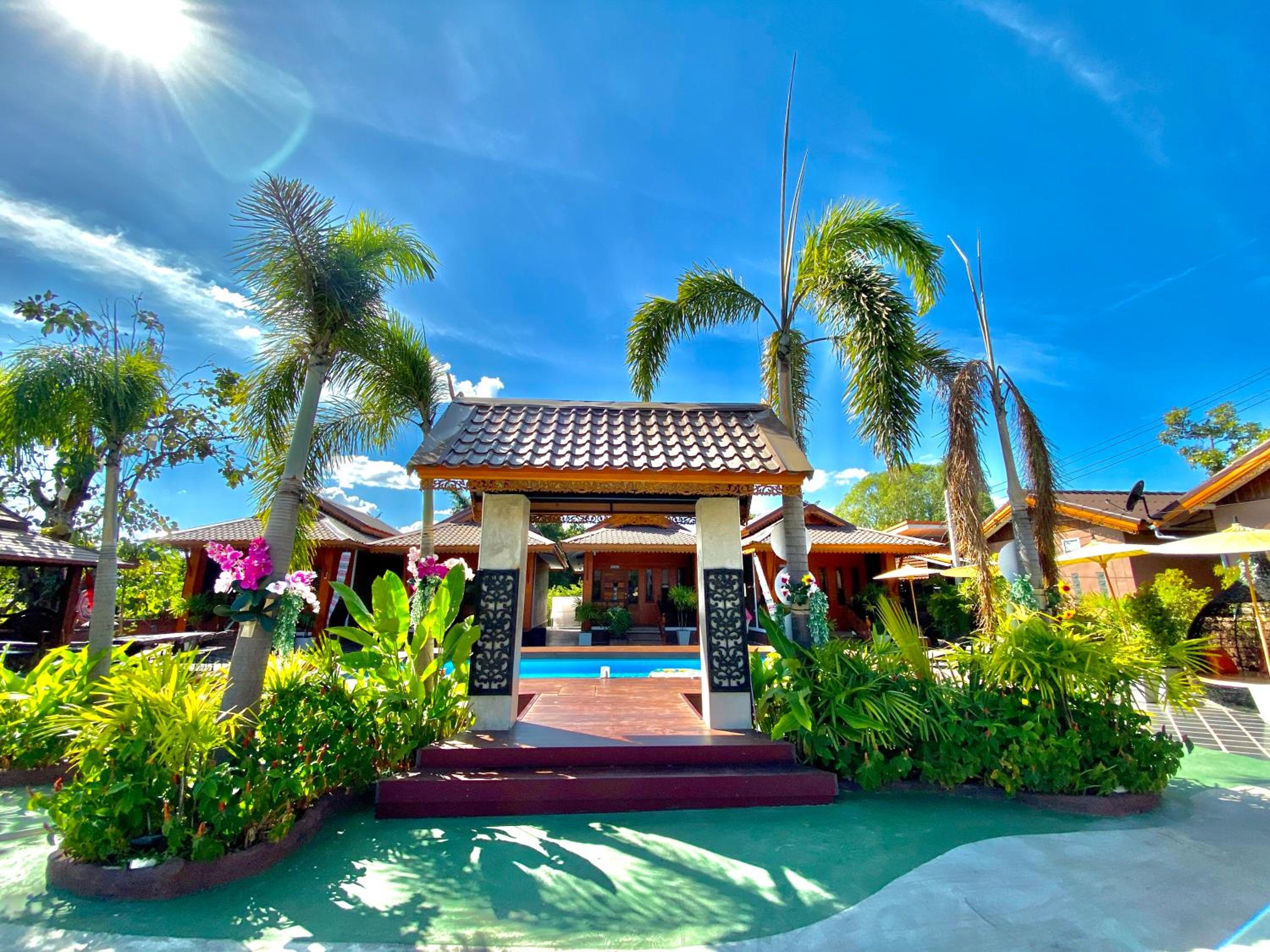 Triple Room with Pool View - Photo 13