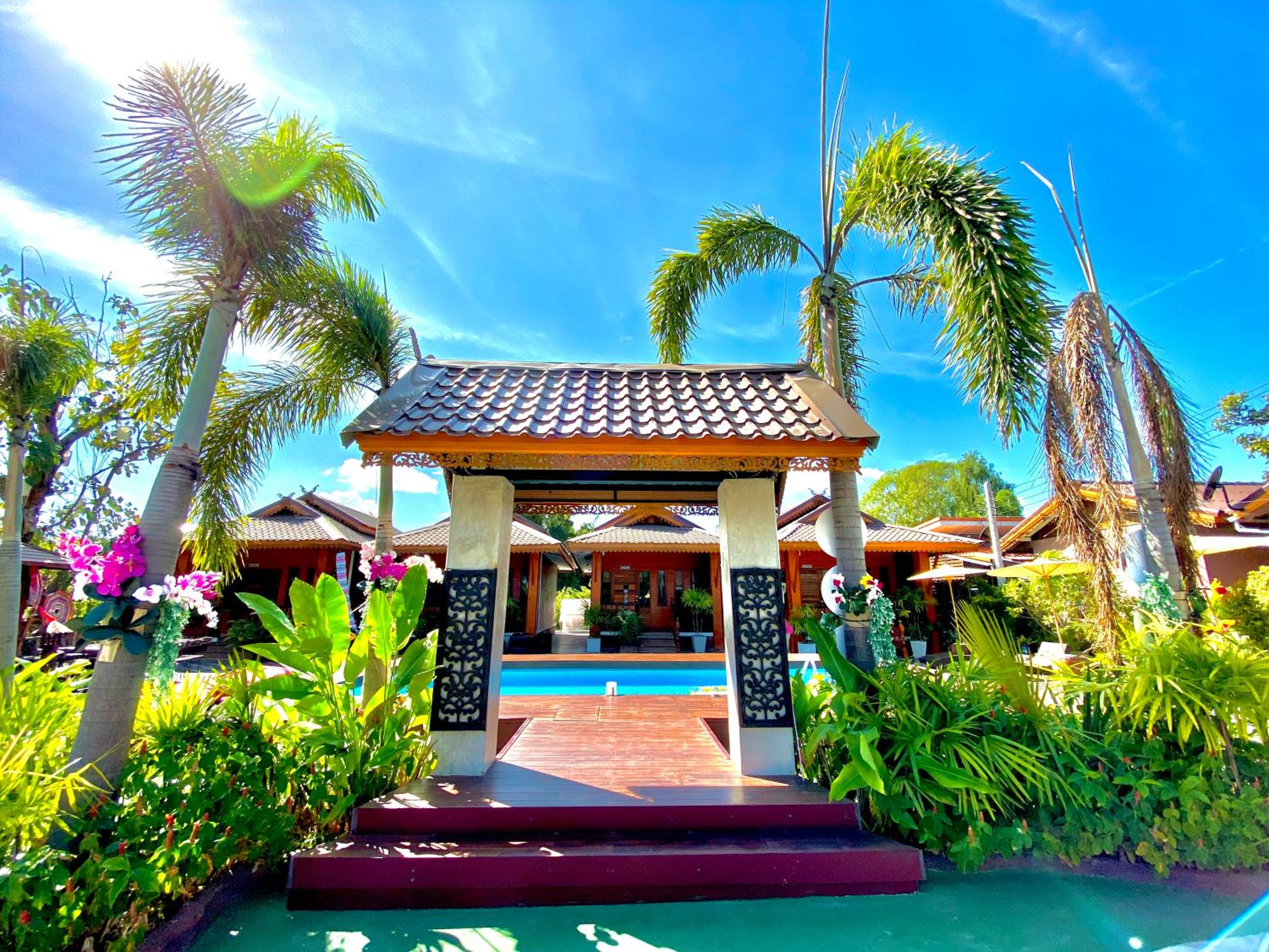 Triple Room with Pool View - Photo 4