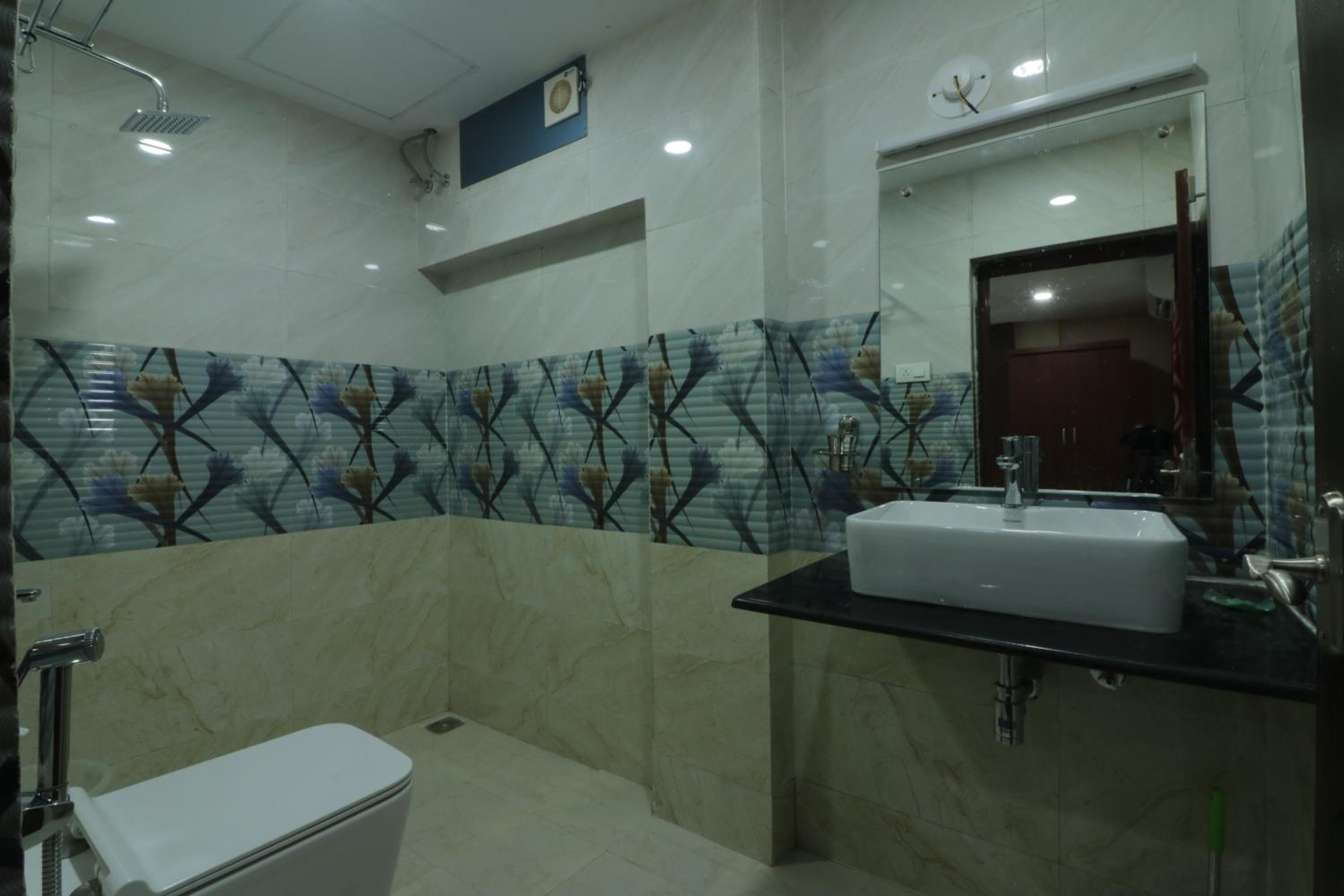Standard King Room - Photo 11