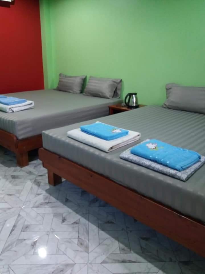 Quadruple Room with Private Bathroom - Photo 6