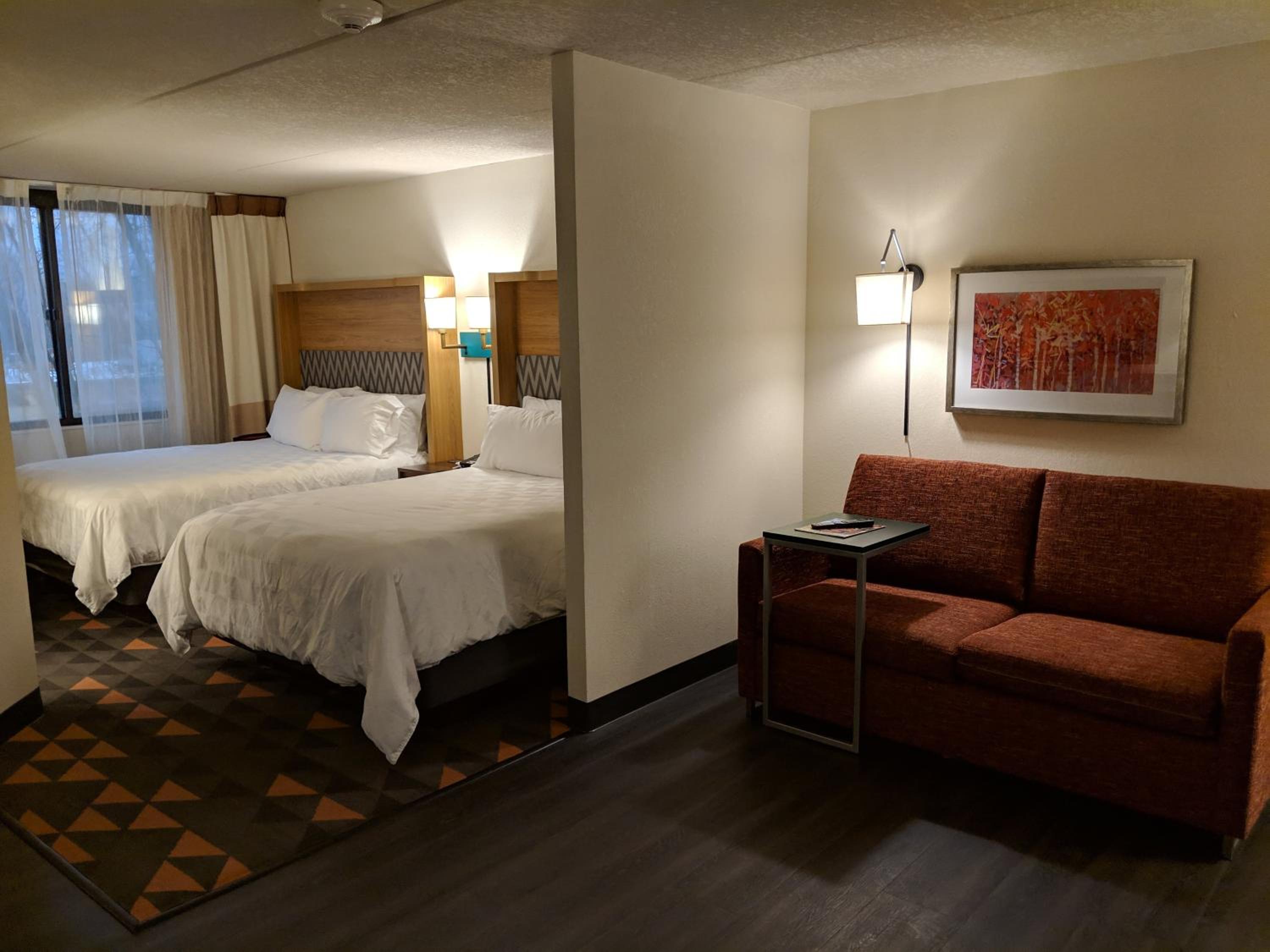 Standard Queen Room with Two Queen Beds - Photo 5