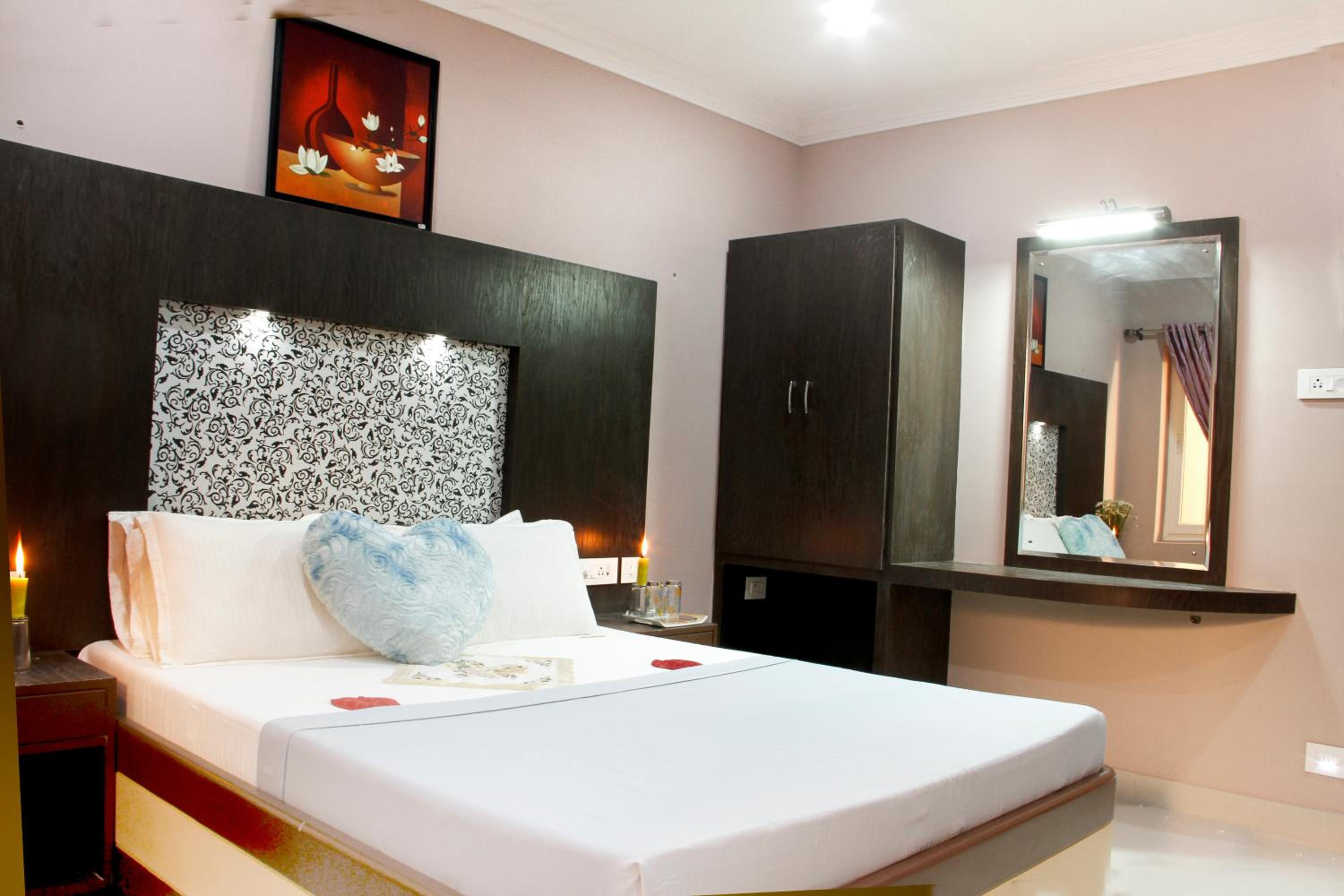 Executive Suite - Photo 3