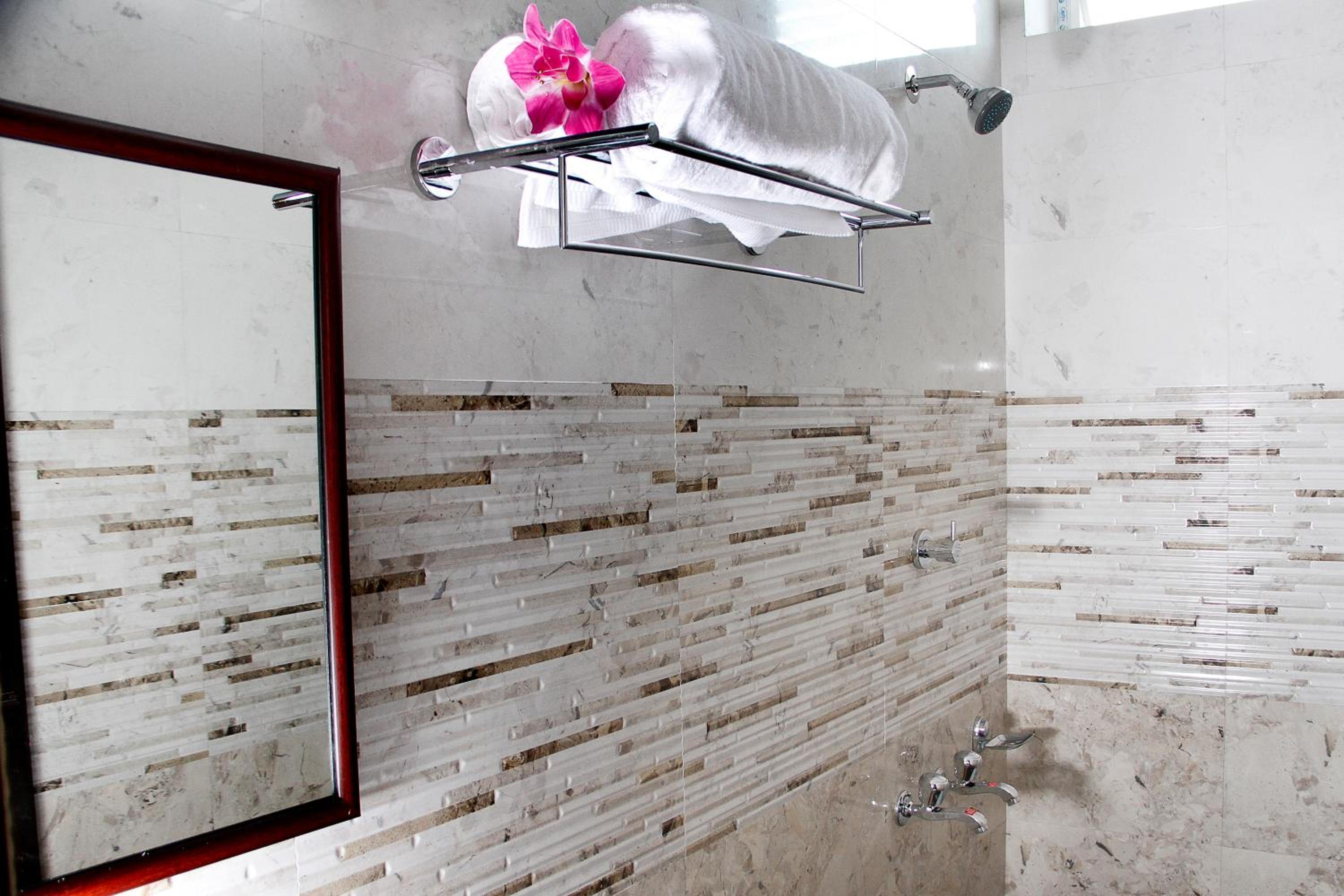 Executive Suite - Photo 8