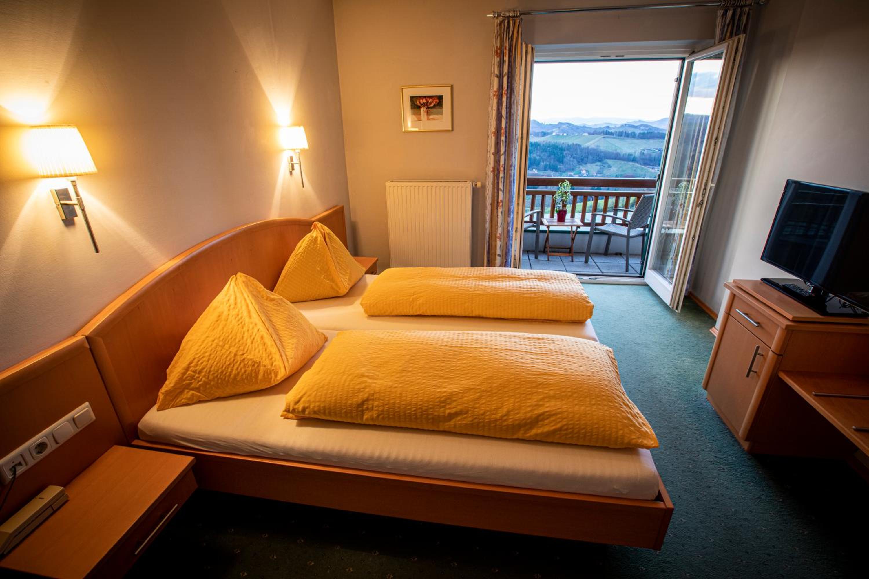 Double Room with Balcony - Photo 3