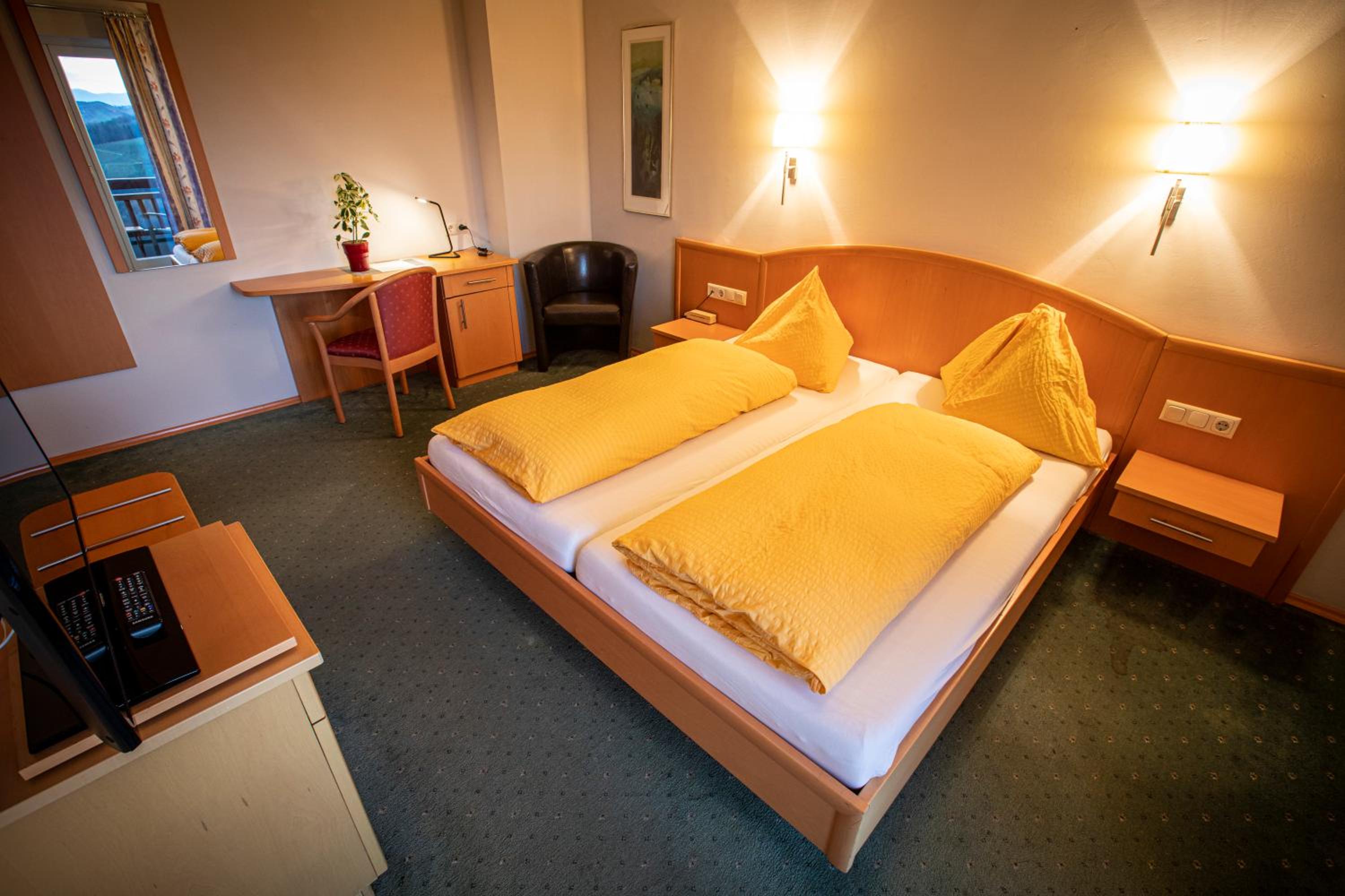 Double Room with Balcony - Photo 2