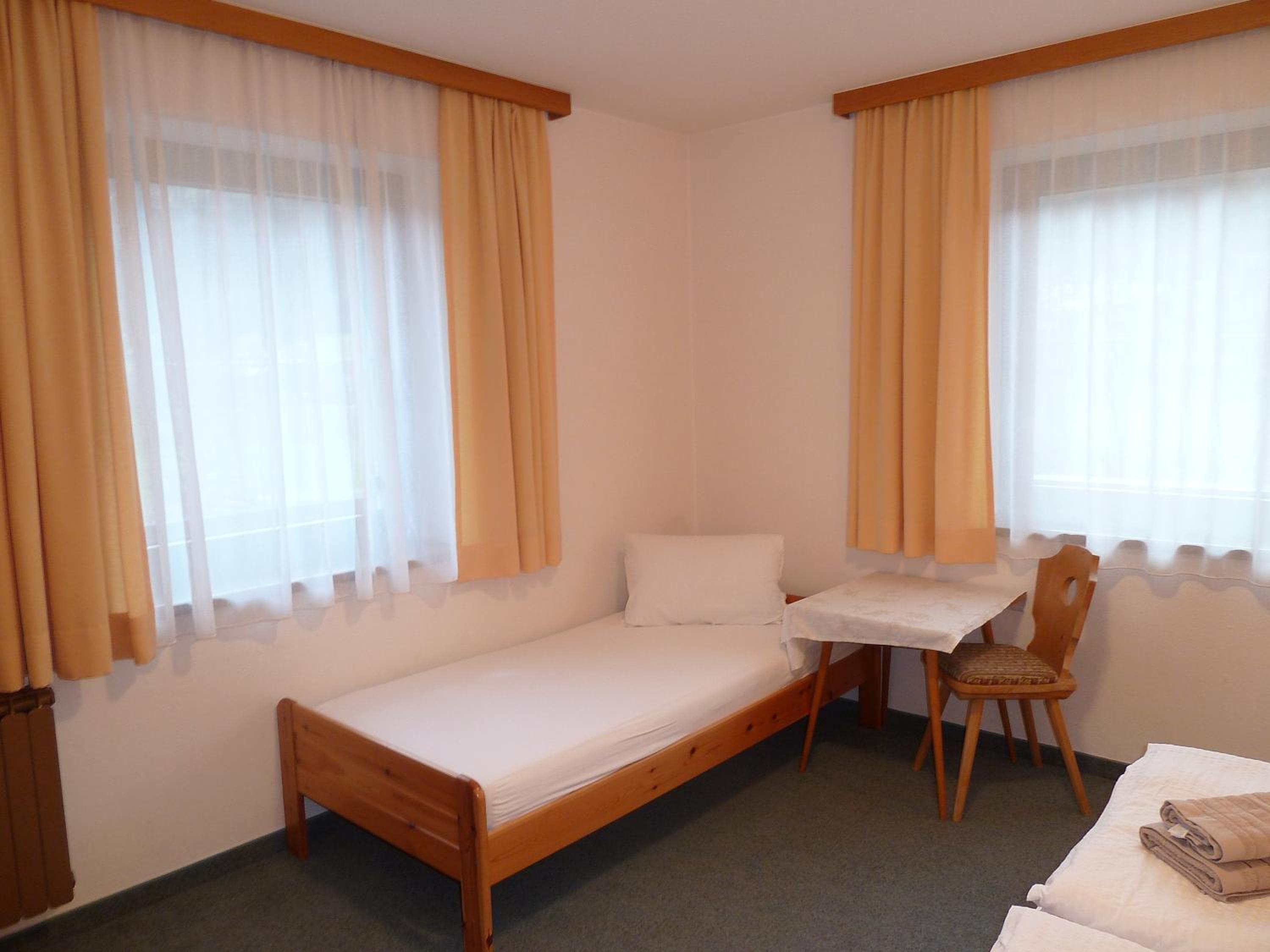 Three-Bedroom Apartment with Shower photo 1