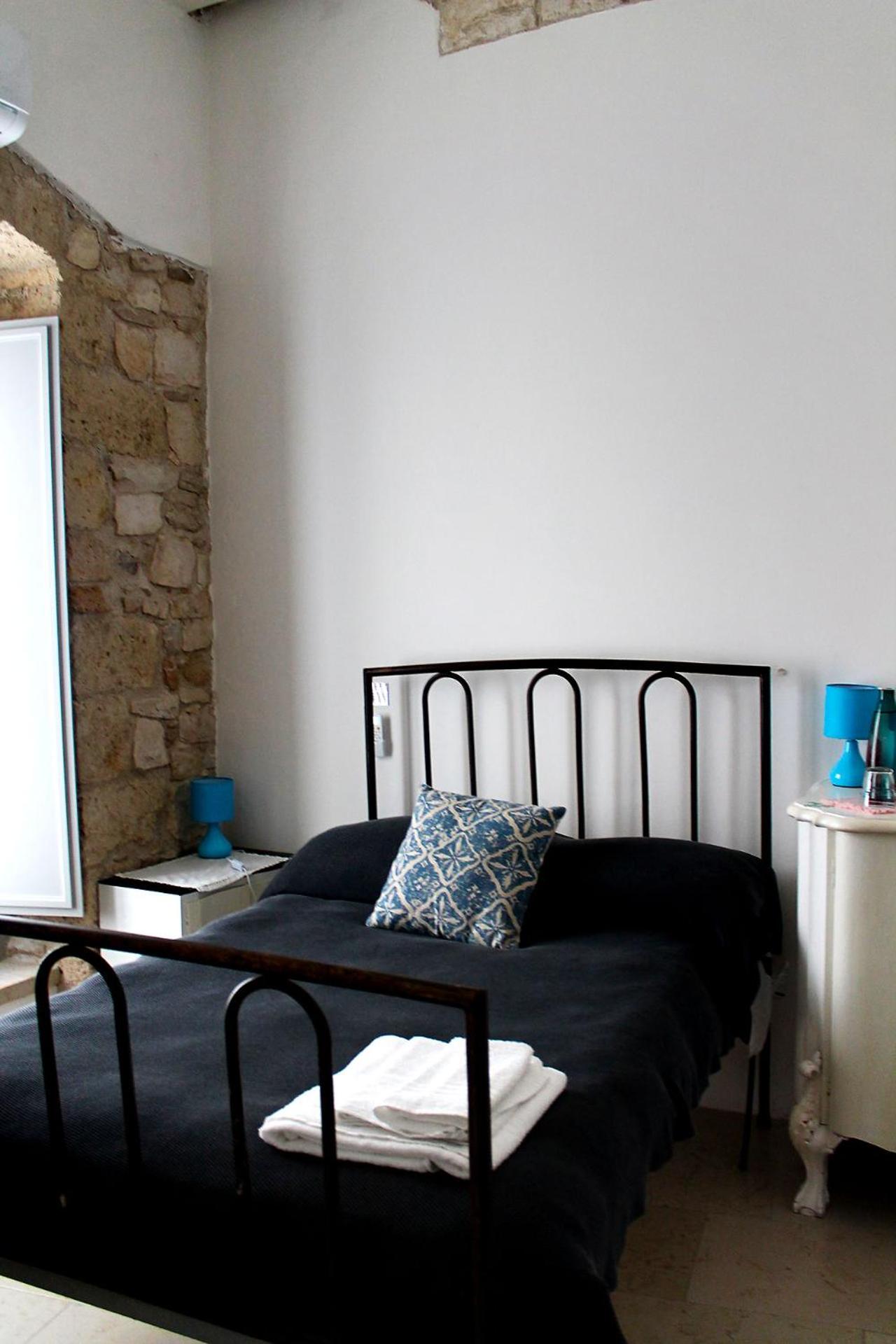Standard Double Room With External Private Bathroom - Photo 8