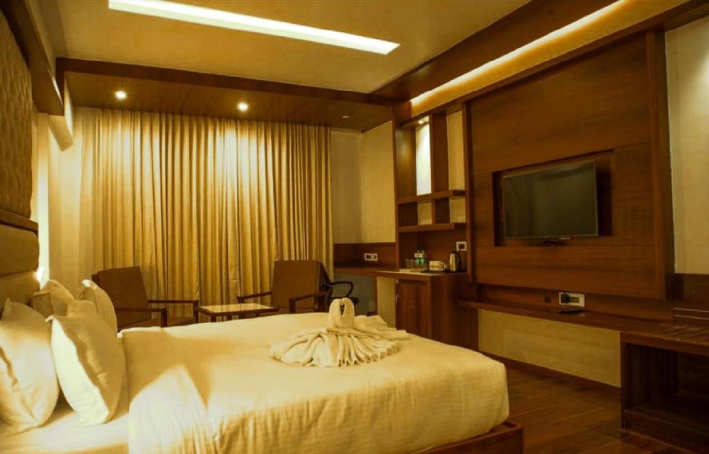 Deluxe King Room - Photo 7