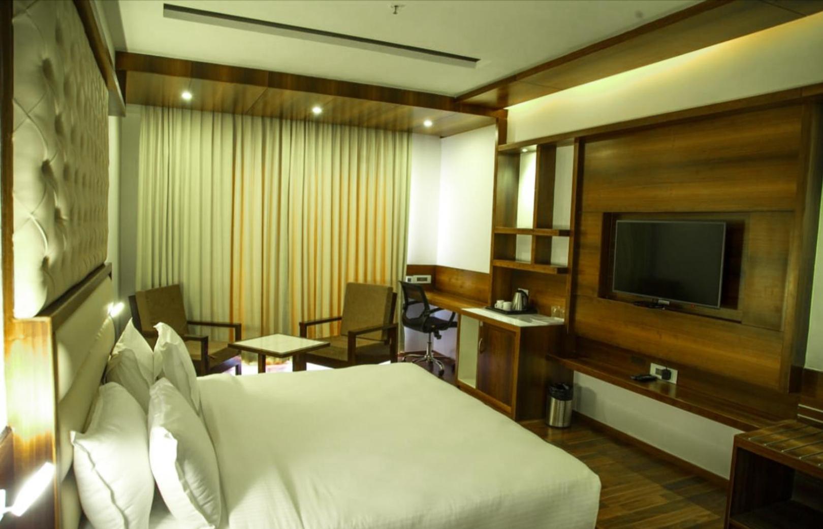 Deluxe King Room - Photo 6
