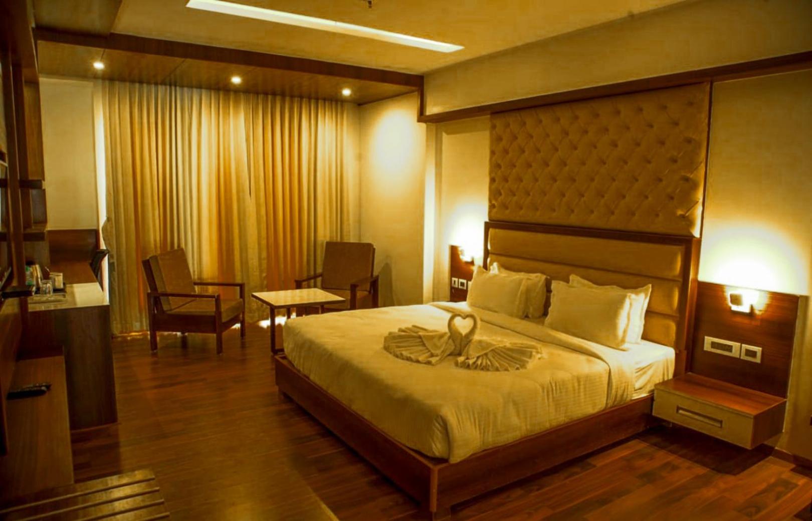 Club Room King Bed - Photo 3