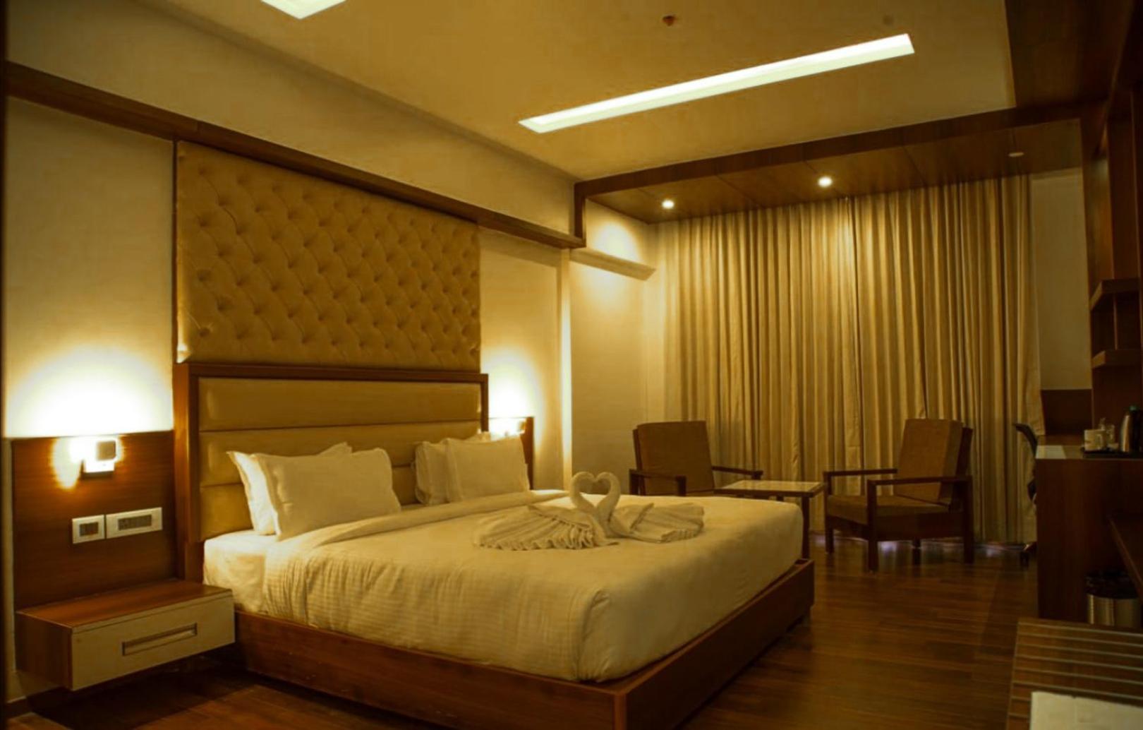 Club Room King Bed - Photo 4