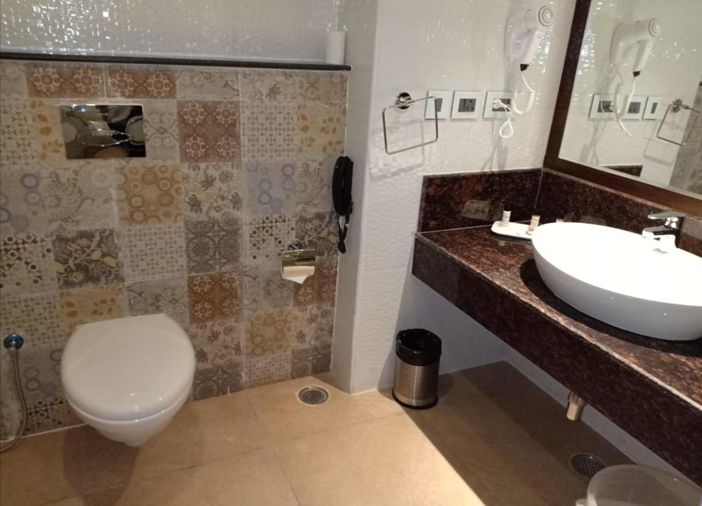 Deluxe King Room - Photo 2