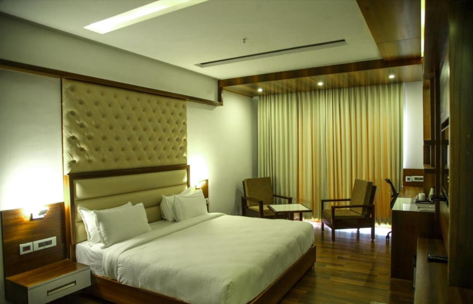 Club Room King Bed - Photo 2