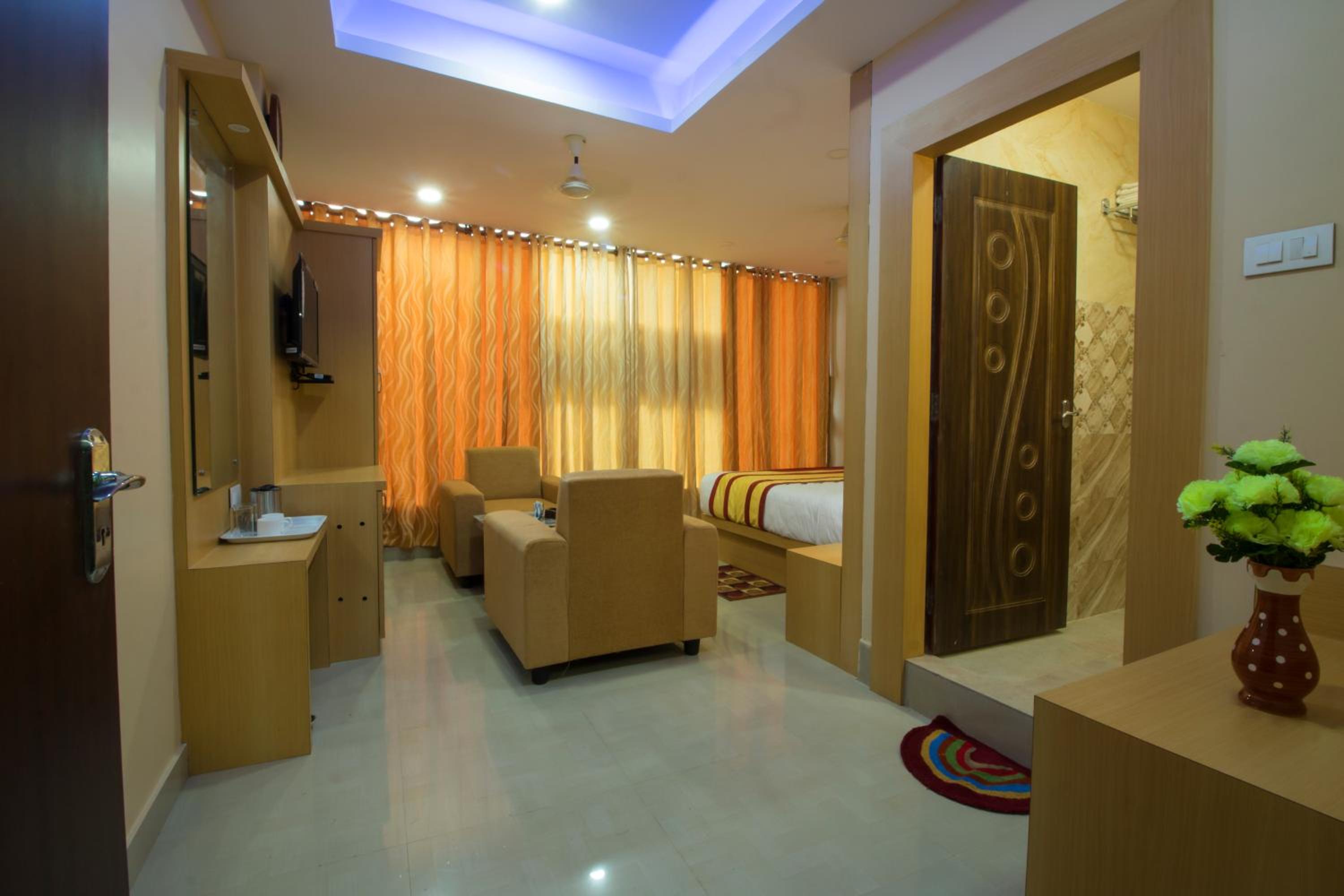Standard King Room - Photo 17