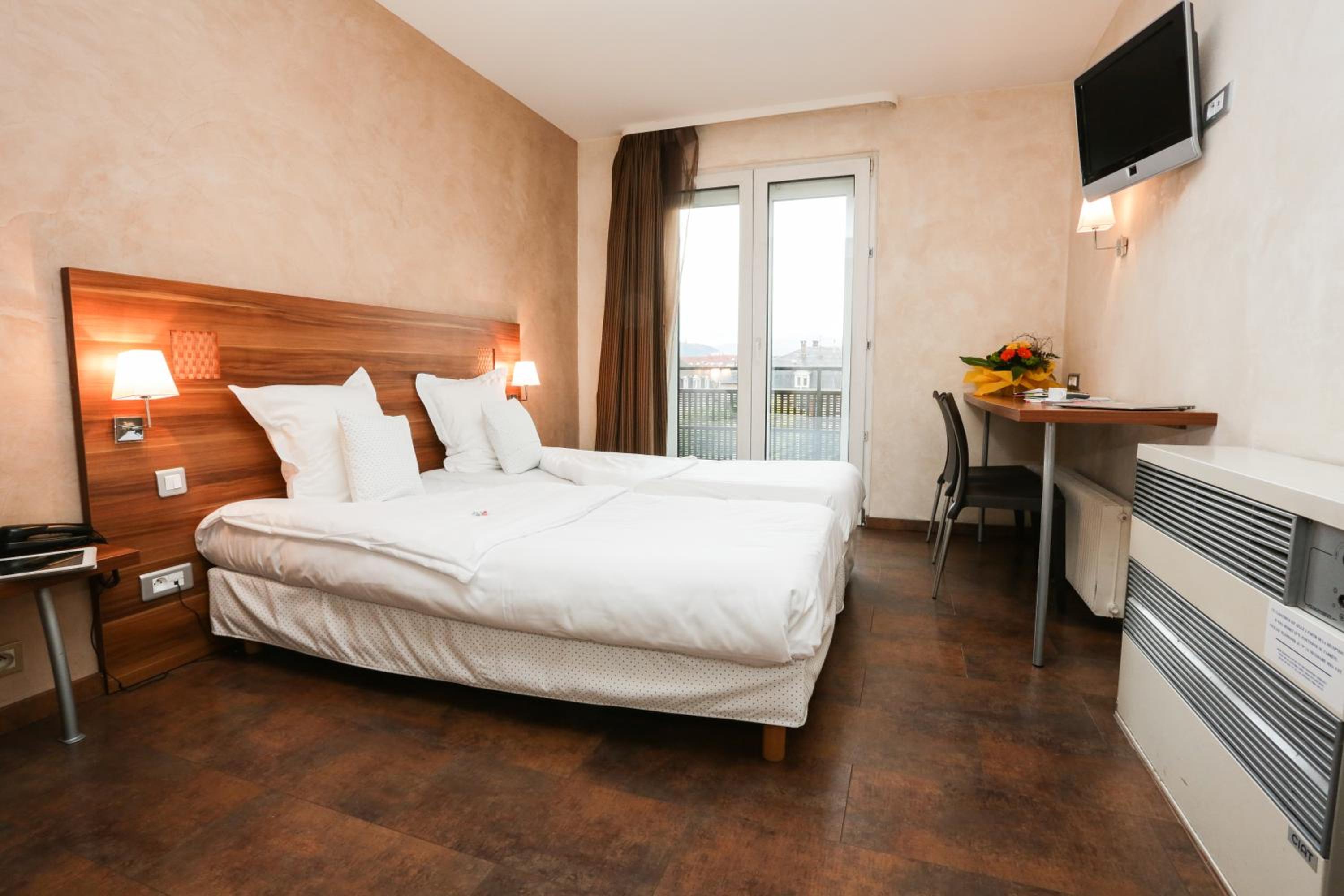 Standard Twin Room - Photo 3
