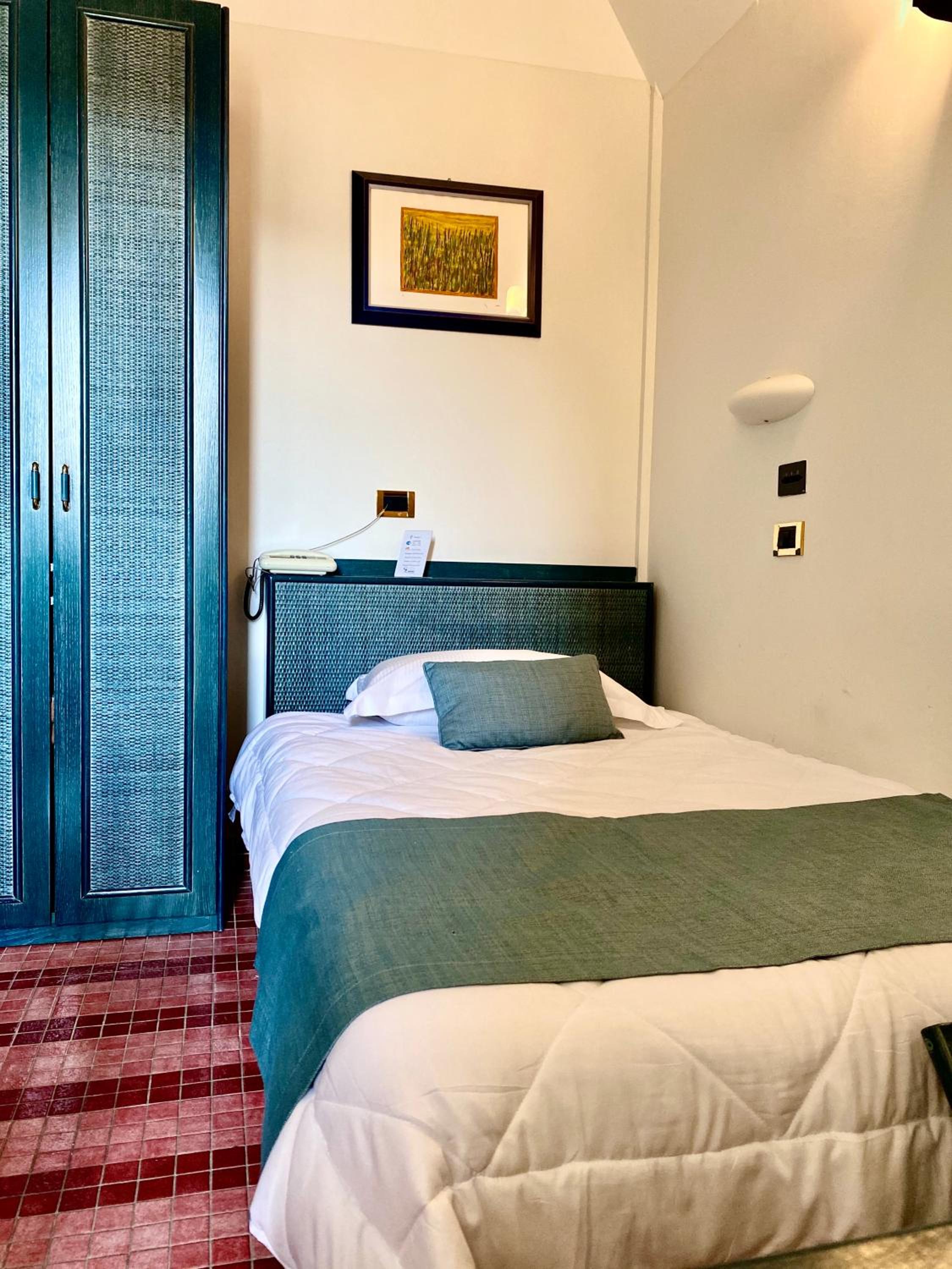 Single Room photo 2