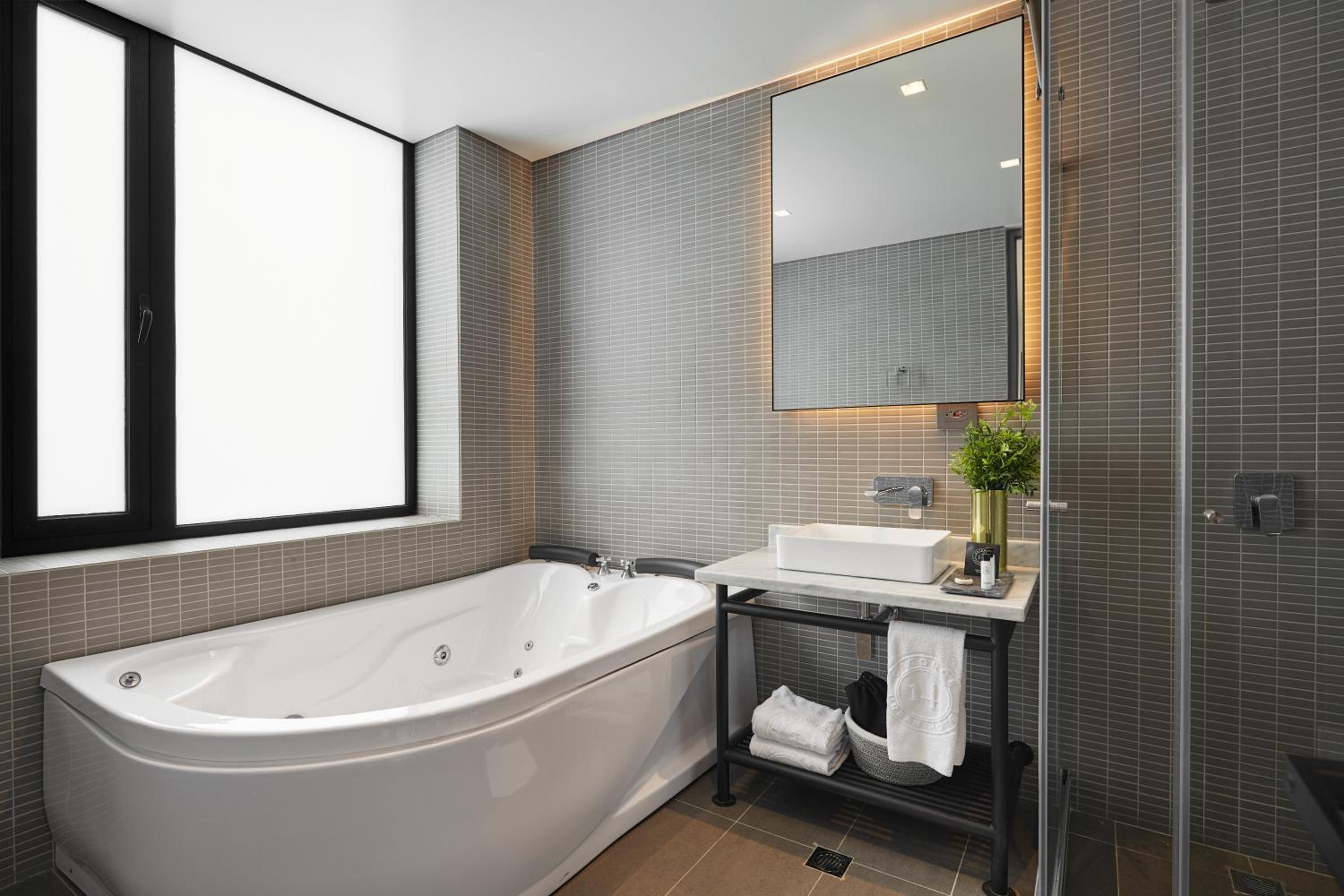 Junior Suite with Spa Bath photo 3