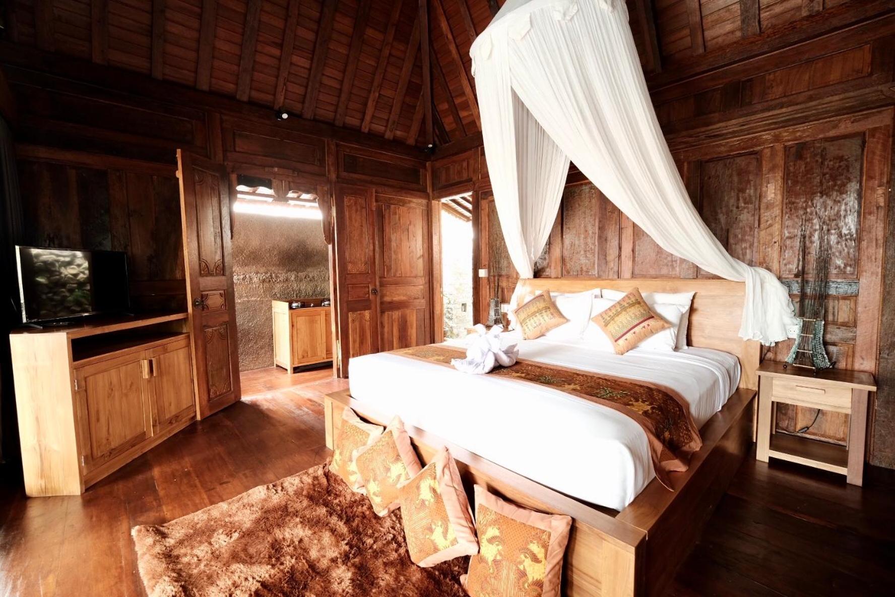Villa with Private Pool - Photo 1