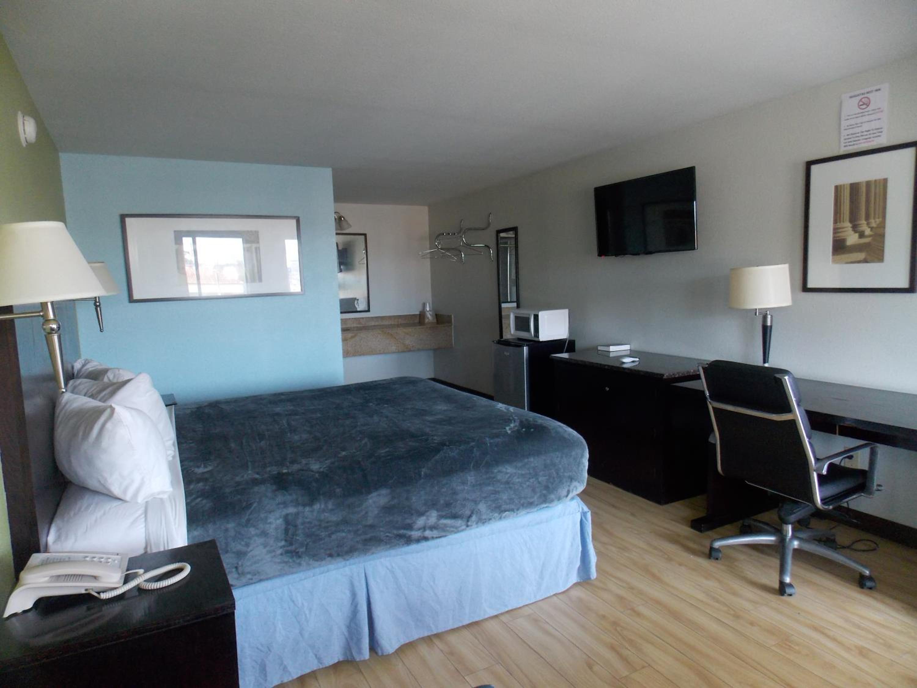 King Room - Non-Smoking - Photo 4