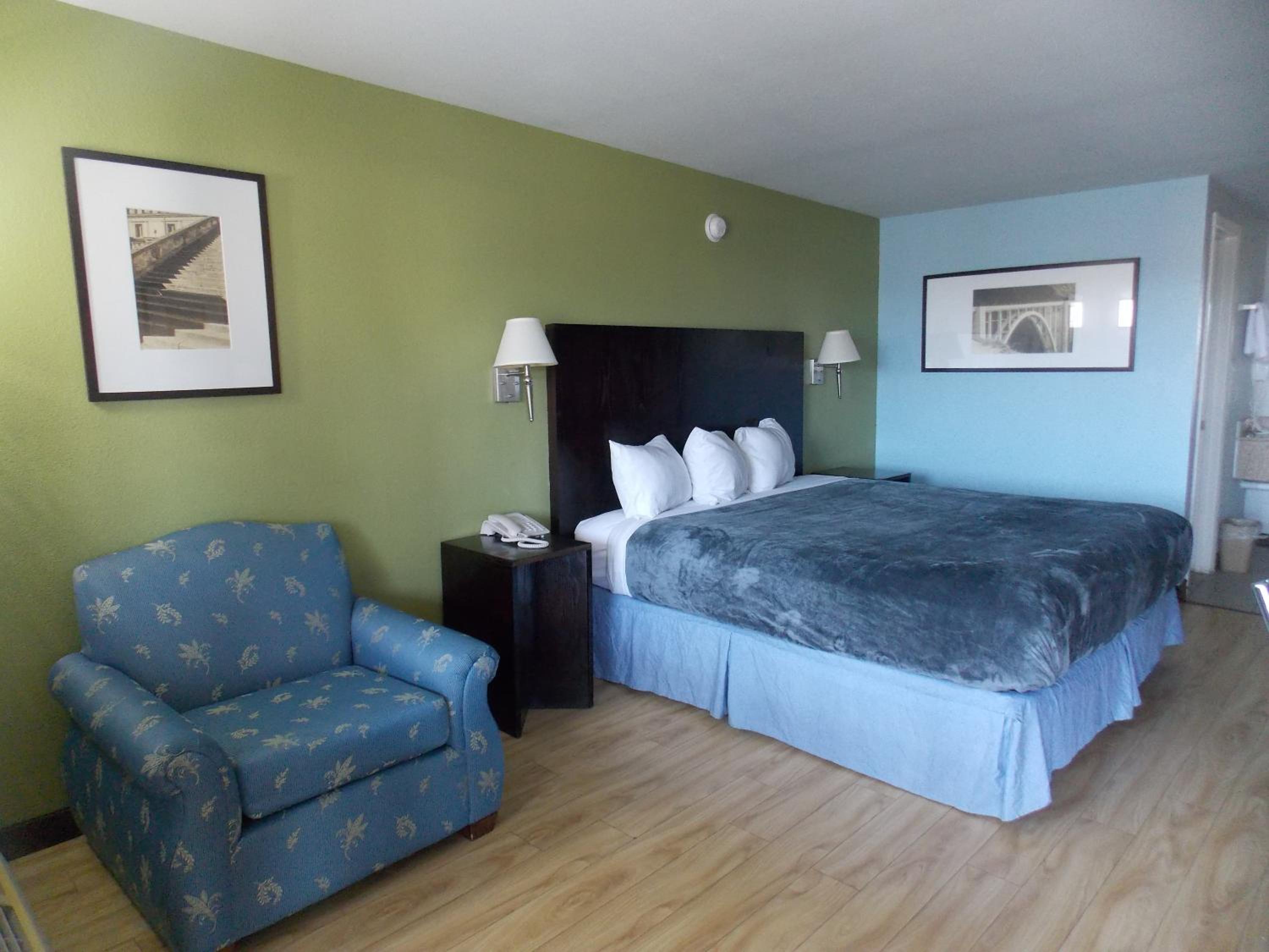 King Room - Non-Smoking - Photo 2