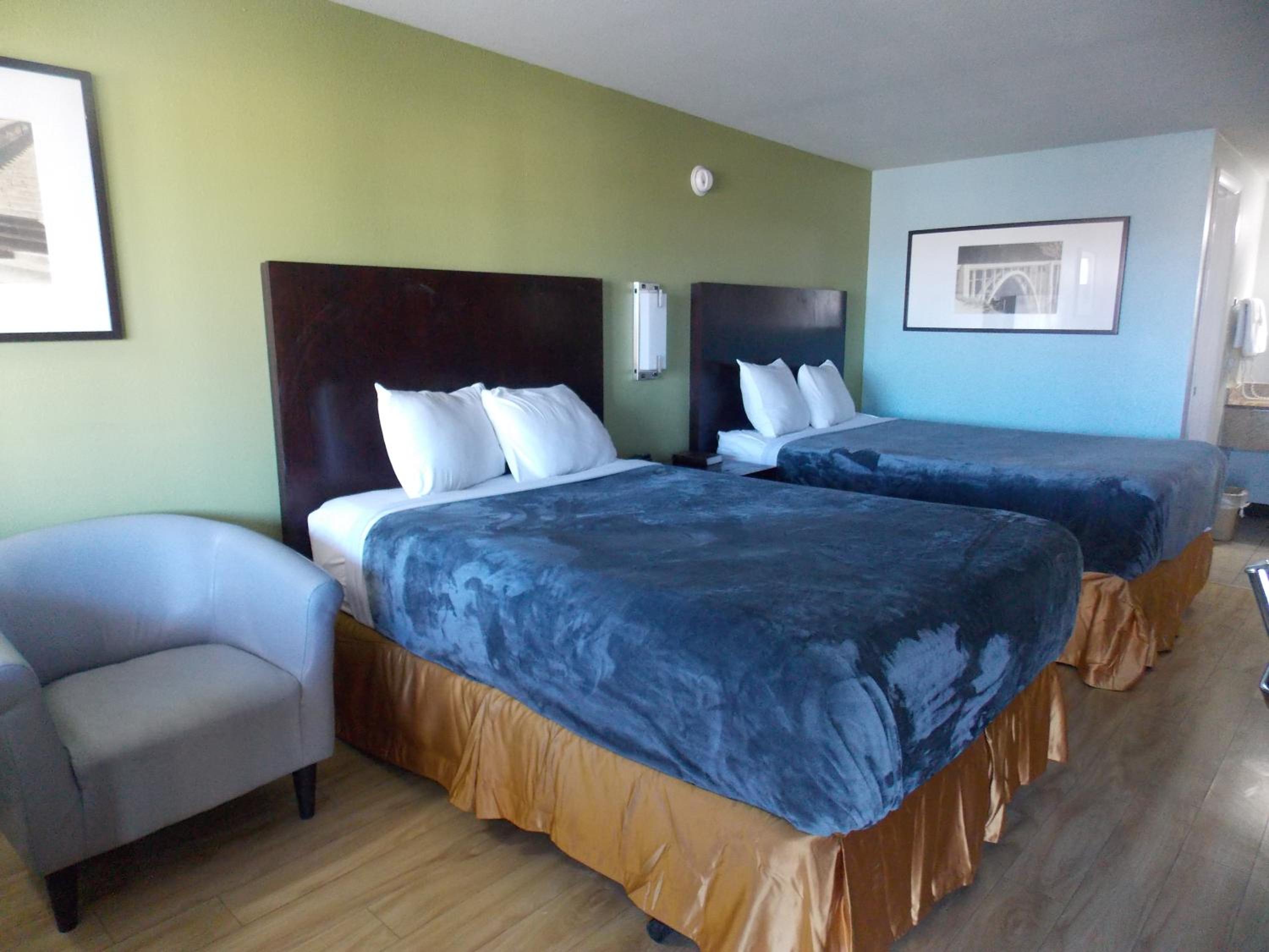Double Room with Two Double Beds - Non-Smoking - Photo 2